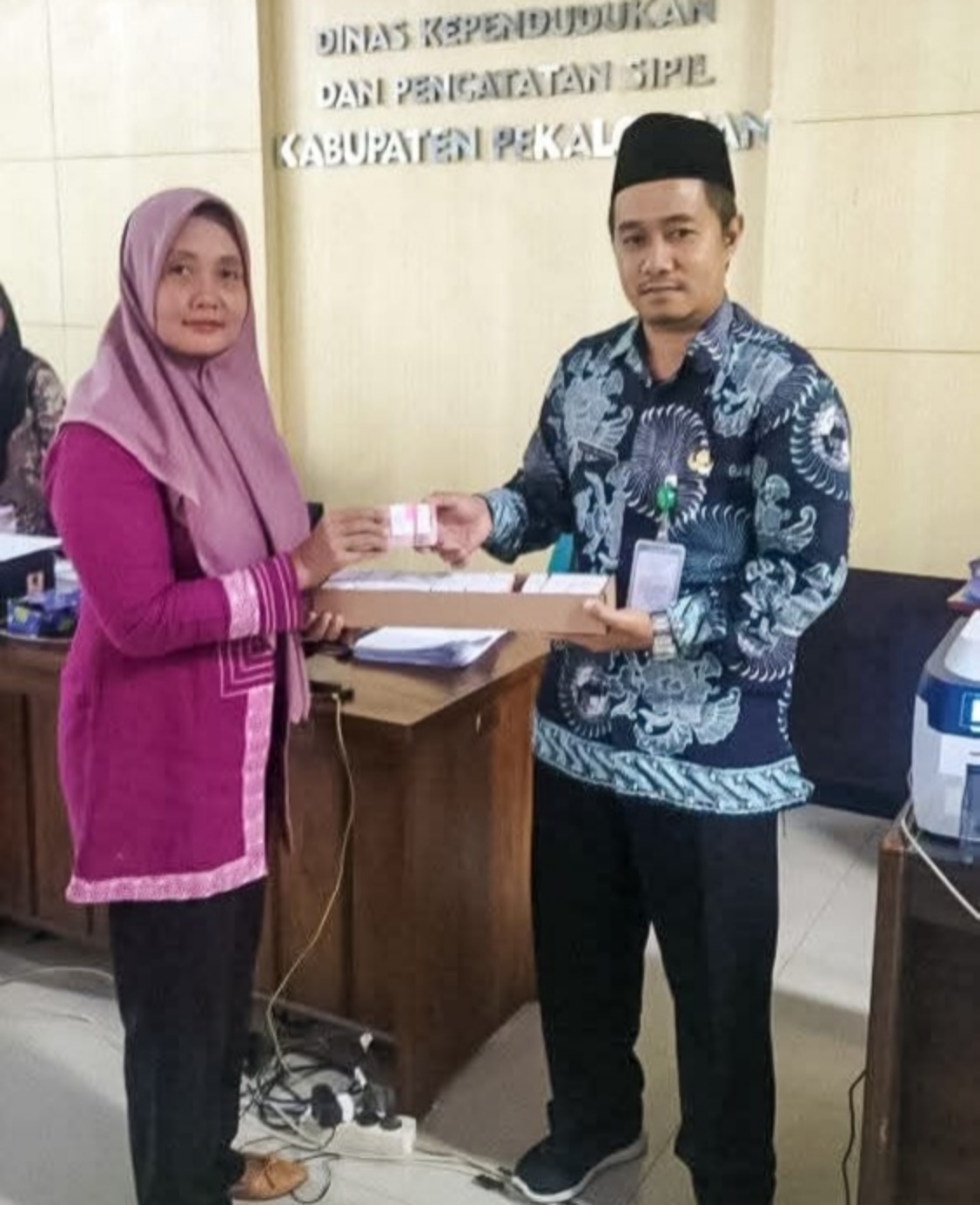 PELAYANAN: Petugas Dindukcapil Kabupaten Pekalongan menyerahkan KIA kepada perwakilan Kantor Kemenag.