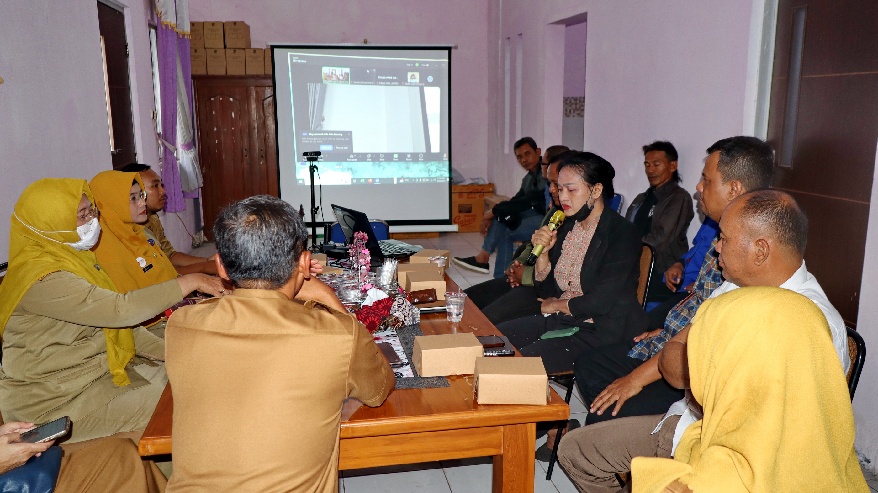 AUDIENSI - Vivi bersama kuasa hukum, sejumlah LSM, anggota PPA Polres hingga DPMPPA Kota Pekalongan saat menggelar audiensi di kantor setempat, Selasa (30/9/2025).