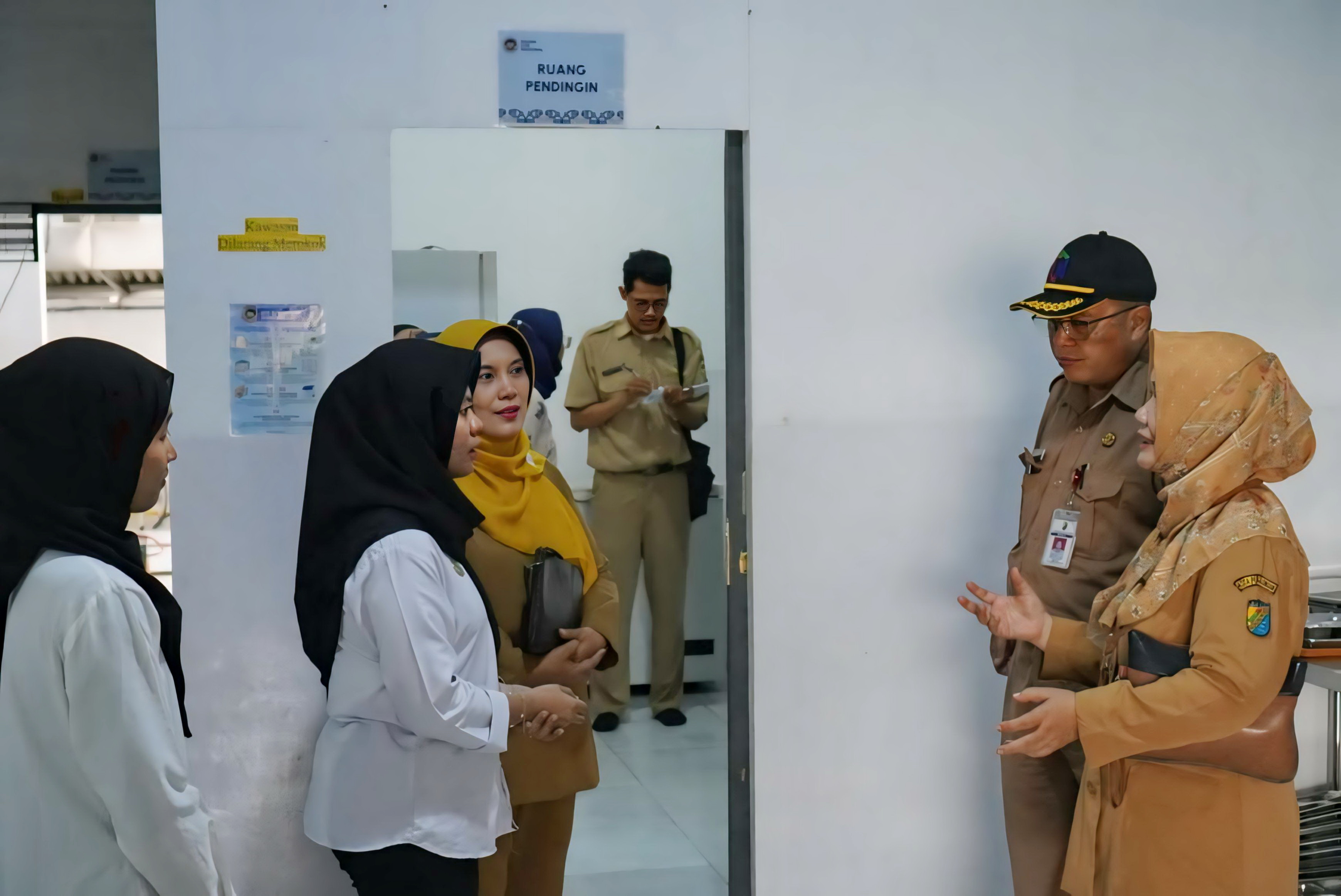 PENGAWASAN - Tim Pemkot Pekalongan saat melakukan pengawasan langsung ke&nbsp; dapur Satuan Pelayanan Pemenuhan Gizi (SPPG) Sapuro Kebulen, Selasa (30/9/2025).