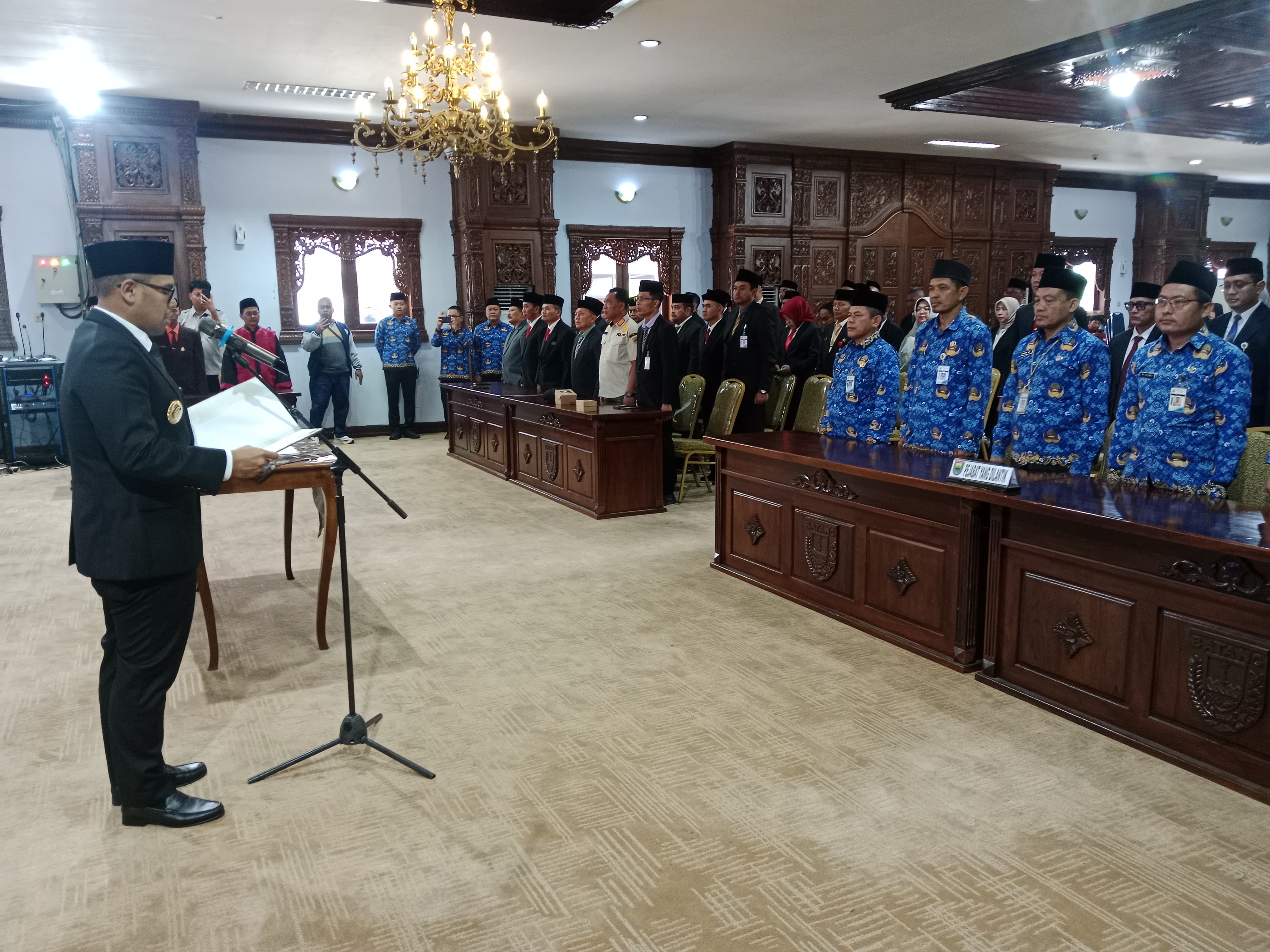 PELANTIKAN: Bupati Batang M Faiz Kurniawan saat melantik para pejabat di lingkungan Pemda Batang.
