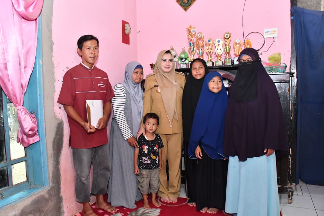 BALAS SURAT: Bupati Pekalongan Fadia Arafiq saat berkunjung ke rumah Aqila sekaligus menyerahkan bantuan sebagai jawaban atas surat Aqila, Selasa (30/9/2025).