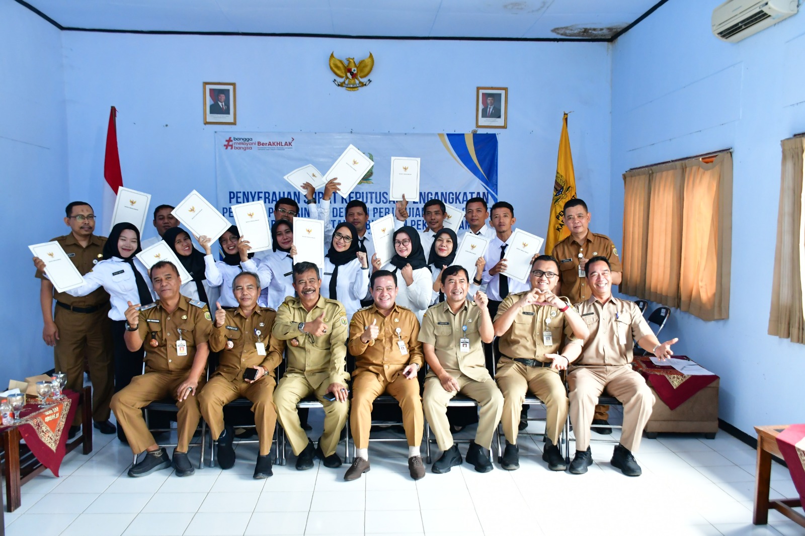 PPPK: Wakil Bupati Pekalongan Sukirman berfoto bersama 13 tenaga PPPK yang baru saja menerima SK pengangkatan, Selasa (30/9/2025).