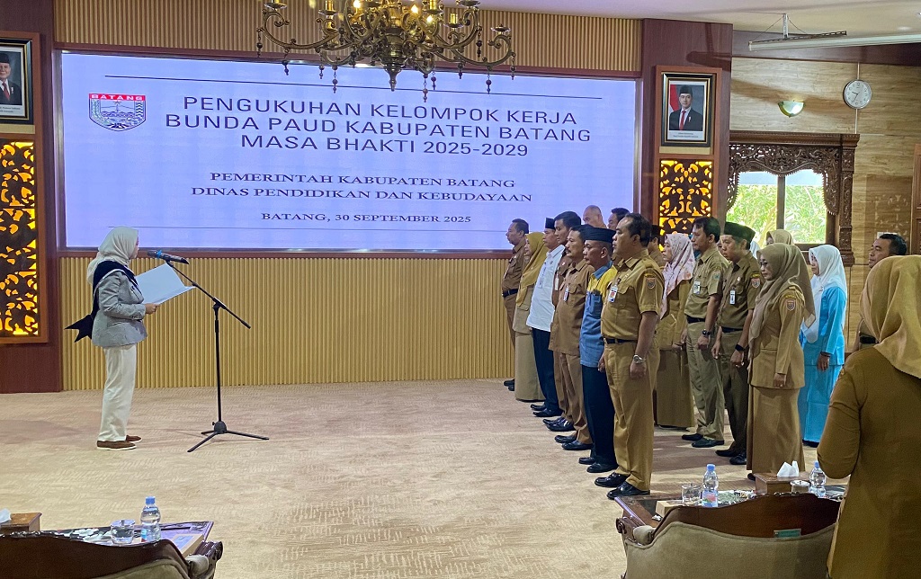 PENGUKUHAN: Ketua Bunda PAUD Batang, Faelasufa Faiz Kurniawan, saat mengukuhkan Kelompok Kerja (Pokja) Bunda PAUD Batang di Aula Bupati.