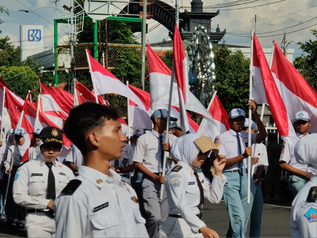 Suasana kirab bendera merah putih di Kabupaten Batang.