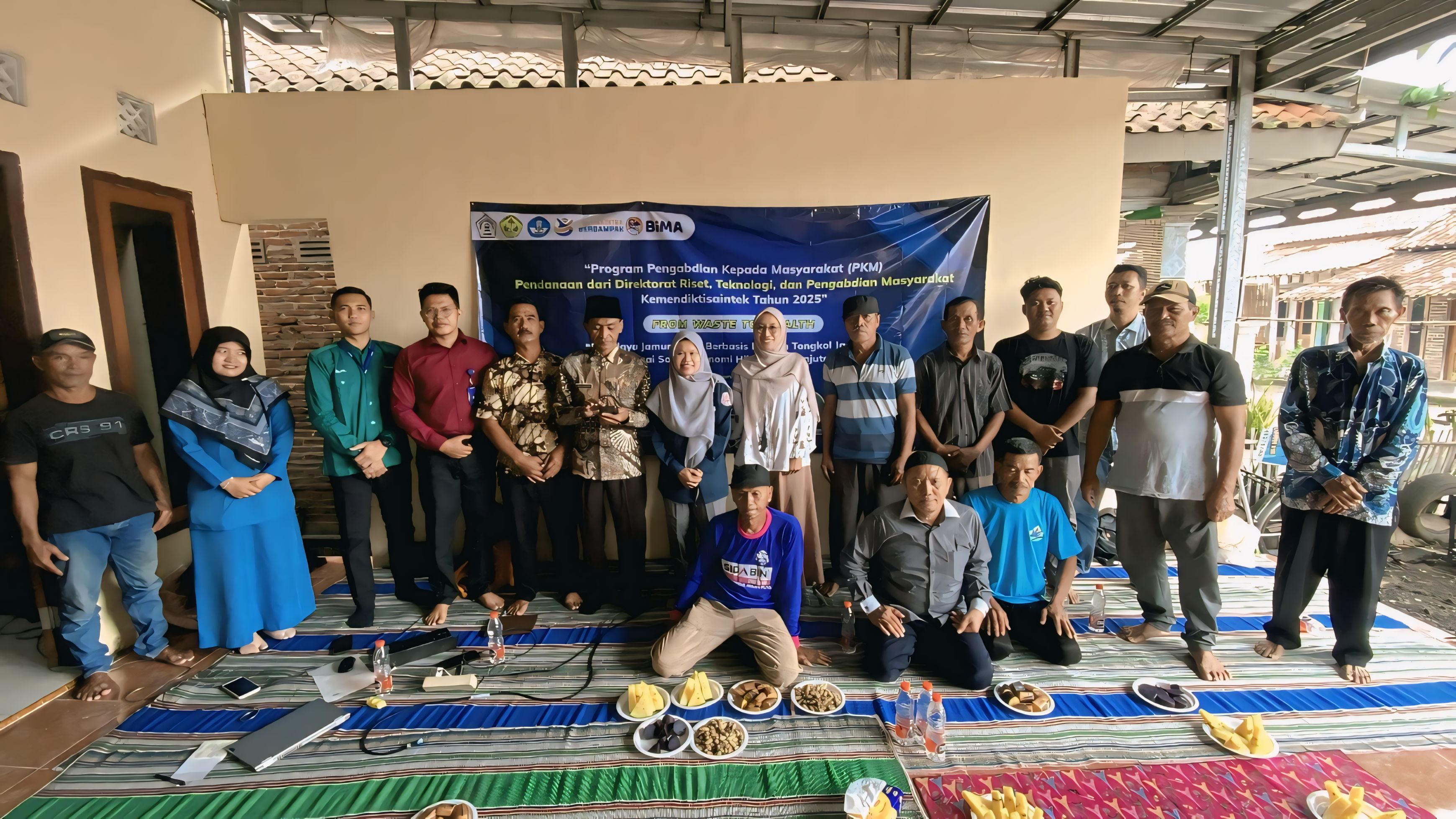 SEMANGAT - Warga Desa Jenarsari Gemuh, Kabupaten Kendal saat mengikuti pelatihan budidaya jamur tiram dari jonggol jagung, dari tim UNISS Batang dan Kendal Selasa (30/9/2025).