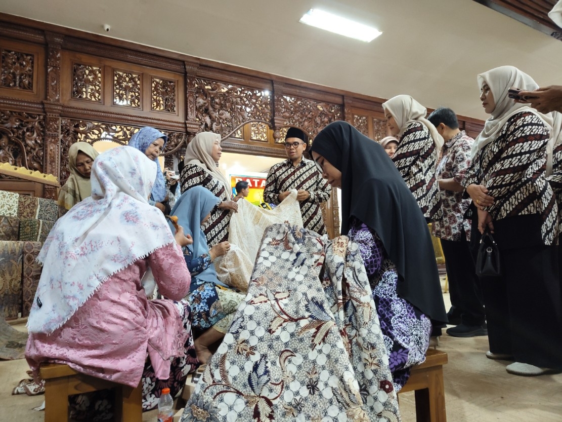 BATIK: Bupati Batang M Faiz Kurniawan bersama istrinya meninjau batik khas Batang.
