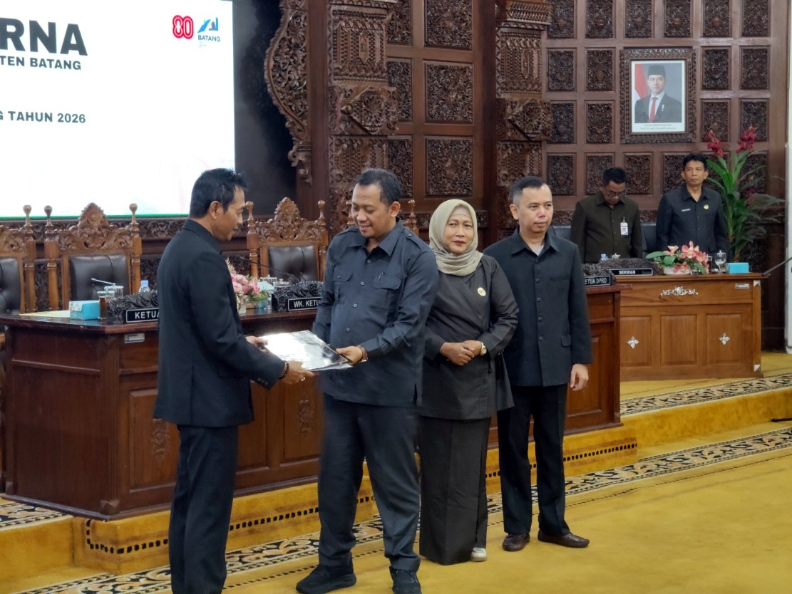 KESEPAKATAN: Penyerahan berkas kesepakatan Propemperda Batang 2026 dalam Rapat Paripurna DPRD Batang.