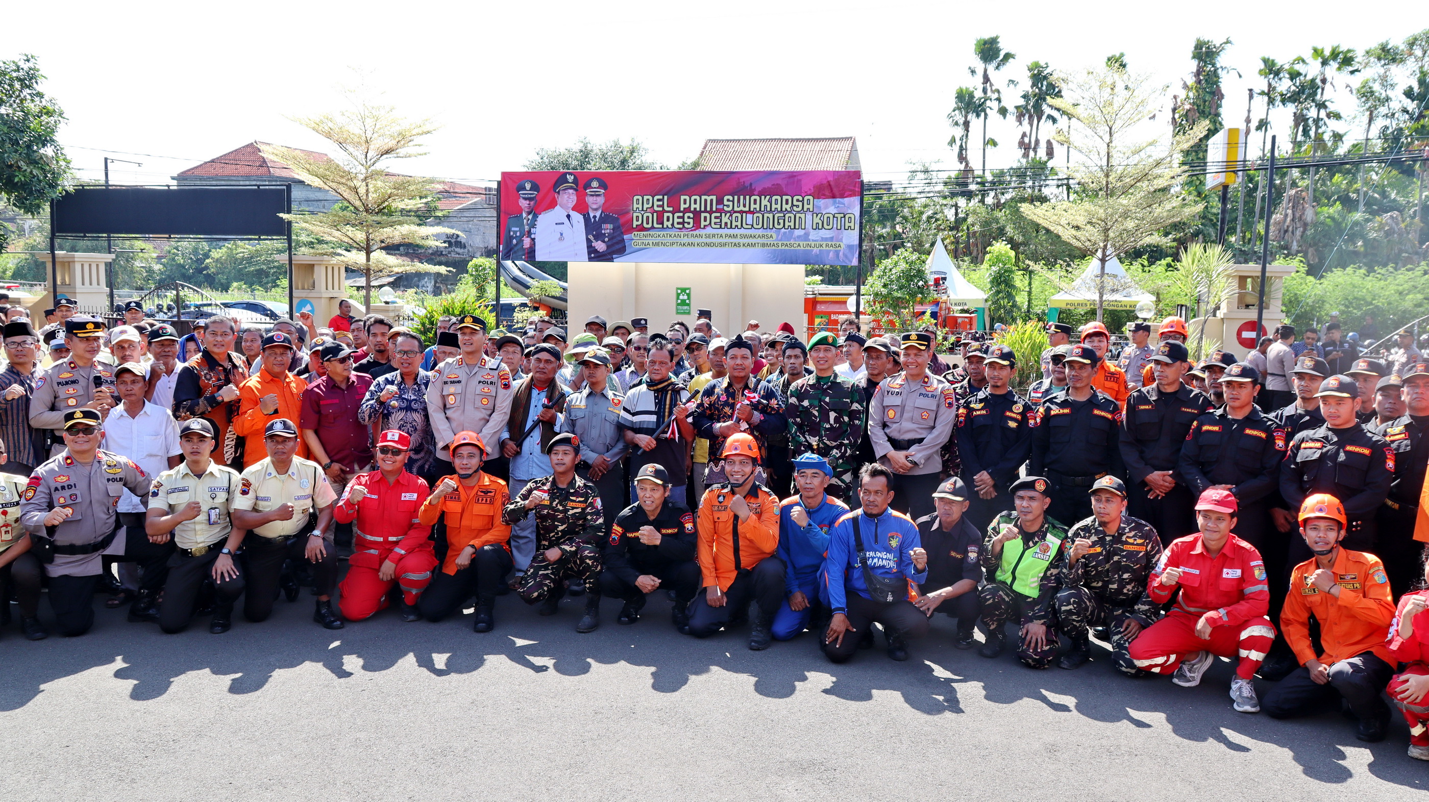 KOMPAK - Forkopimda, perwakilan masyarakat, pam swakarsa, satpam hingga tokoh masyarakat berfoto bersama, usai apel di halaman&nbsp;Mapolres Pekalongan Kota, Kamis (2/10/2025).
