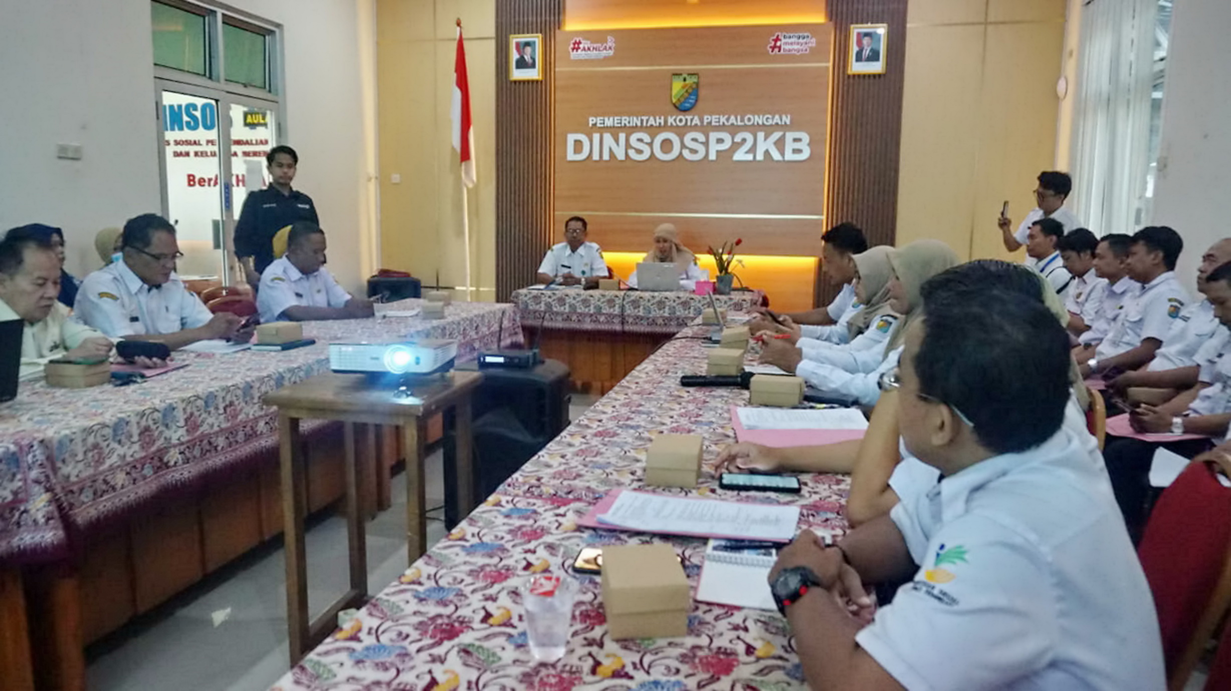 DISKUSI - Dinsos P2KB Kota Pekalongan, saat menggelar Public Hearing SP dan FKP, untuk menata ulang layanan public, di kantor setempat Rabu (1/10/2025).&nbsp;