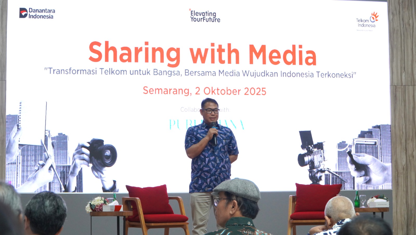 TRANSFORMASI DIGITAL : GM Witel Semarang Jateng Utara, Pribadi Nirwana dalam acara Sharing with Media bertajuk &ldquo;Transformasi Telkom untuk Bangsa, Bersama Media Wujudkan Indonesia Terkoneksi&rdquo;.