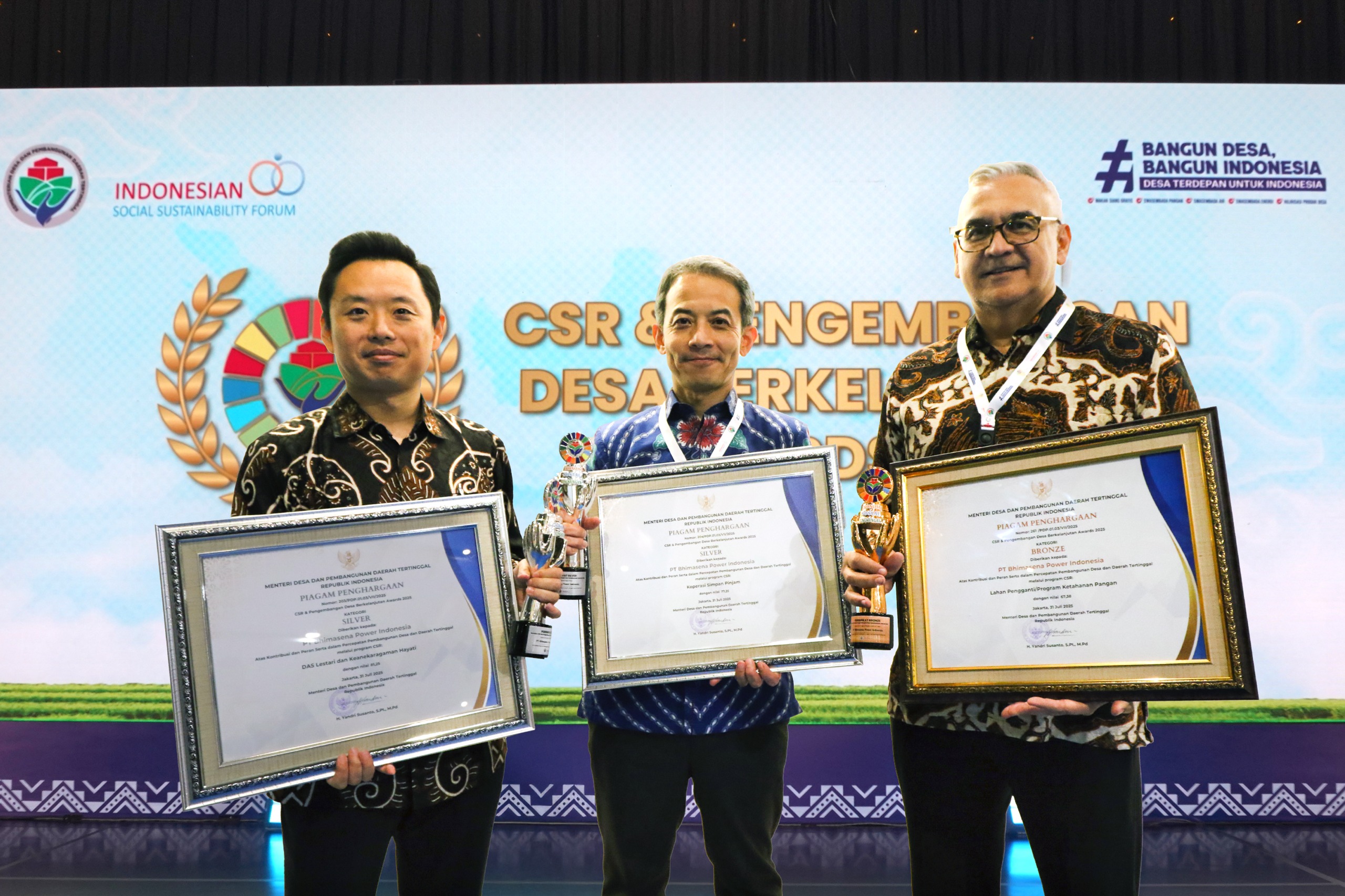 Chief Operating Officer Naofumi Yasuda, President Direktur Takahide Hori, GM Stakeholder Relation Aryamir H. Sulasamoro menerima CSR & PDB Awards 2025.