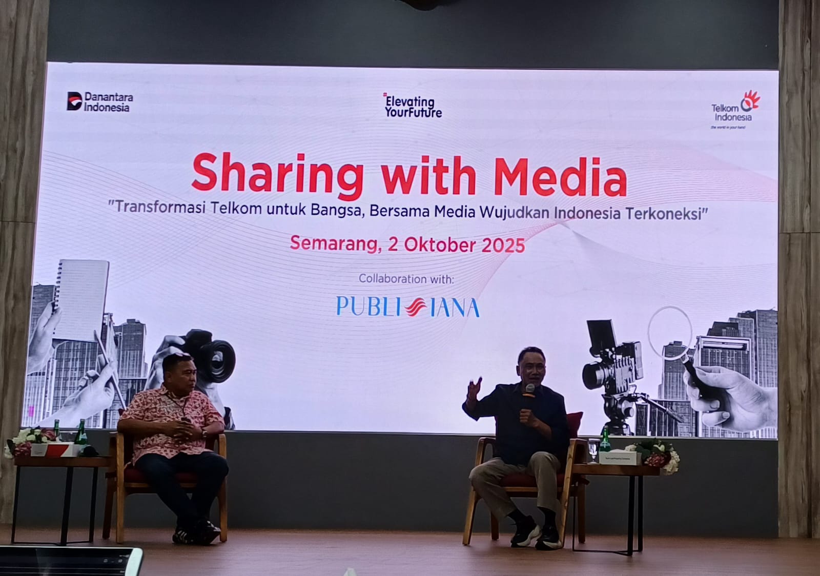 ADAPTASI PERUBAHAN : Komisaris Telkom Indonesia Rizal Mallarangen memastikan perlunya adaptasi perubahan dalam penutupan Sharing with Media di Ruang Borobudur.