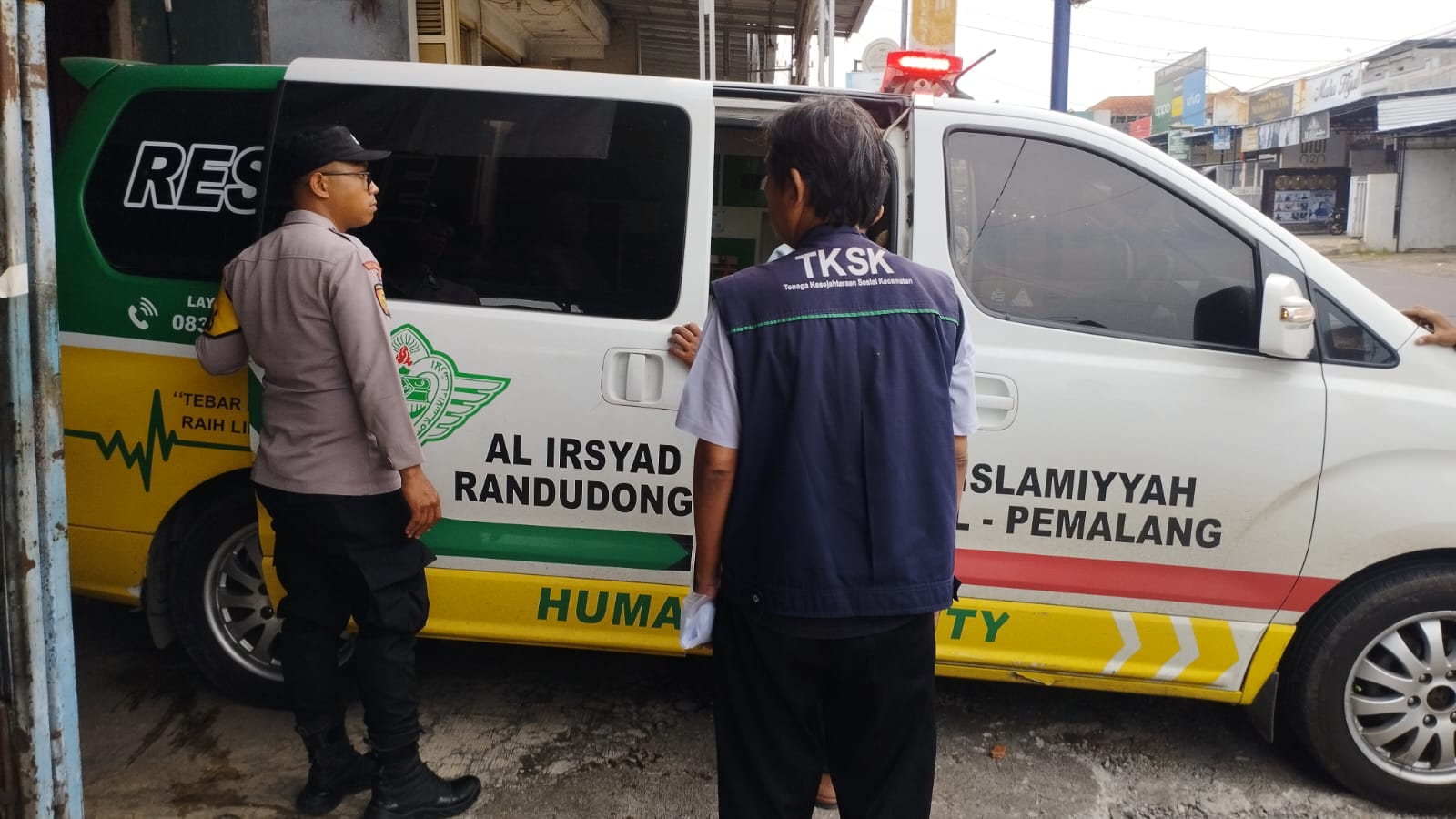 EVAKUASI - Tim Polsek Randudongkal Polres Pemalang dan relawan saat evakuasi bocah yang terkunci dalam rumah, dan segera dilaraikan ke RS, pada Minggu (5/10/2025).&nbsp;
