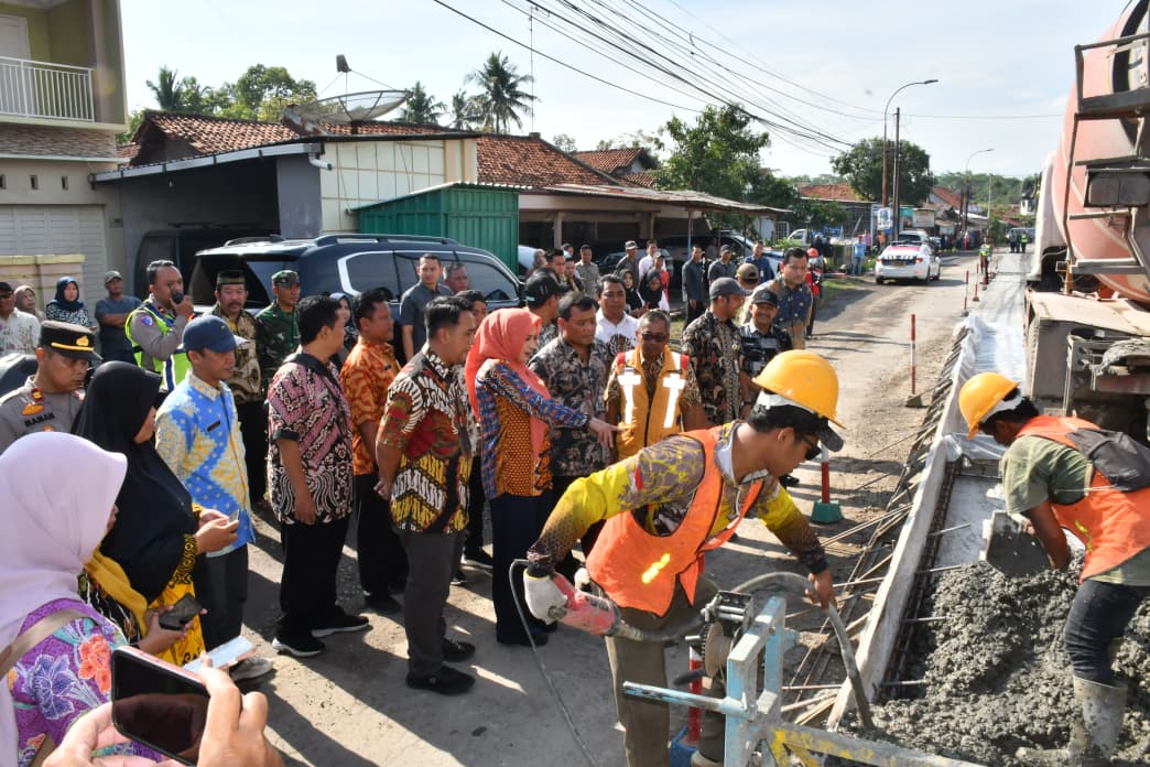 INFRASTRUKTUR: Bupati Pekalongan Fadia Arafiq bersama Gubernur Jateng Ahmad Luthfi saat meninjau pengerjaan ruas jalan Wiradesa-Kajen, Kamis (2/10/2025).