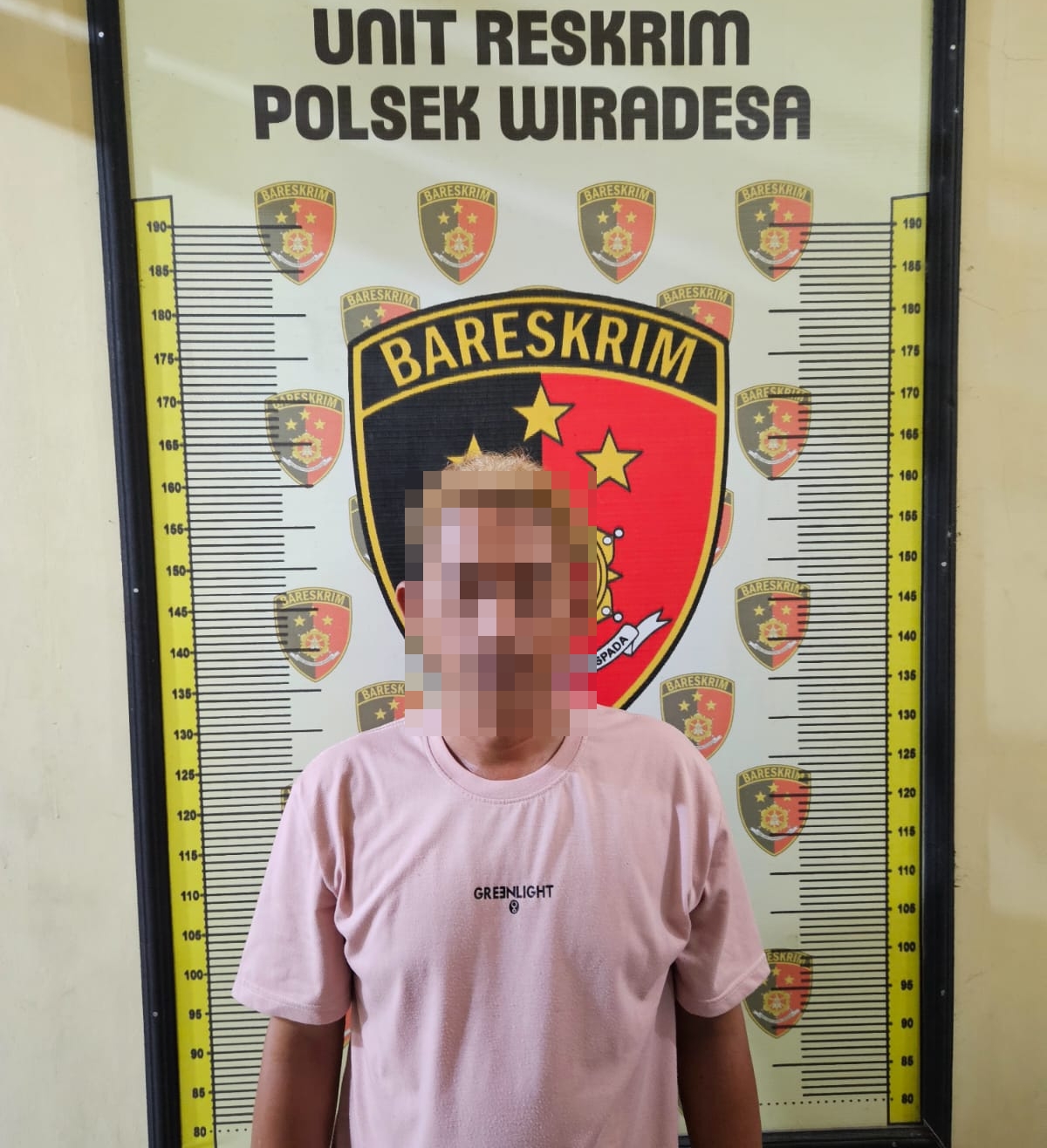 PENGGELAPAN: Pelaku BS usai ditangkap dan diamankan oleh pihak kepolisian.