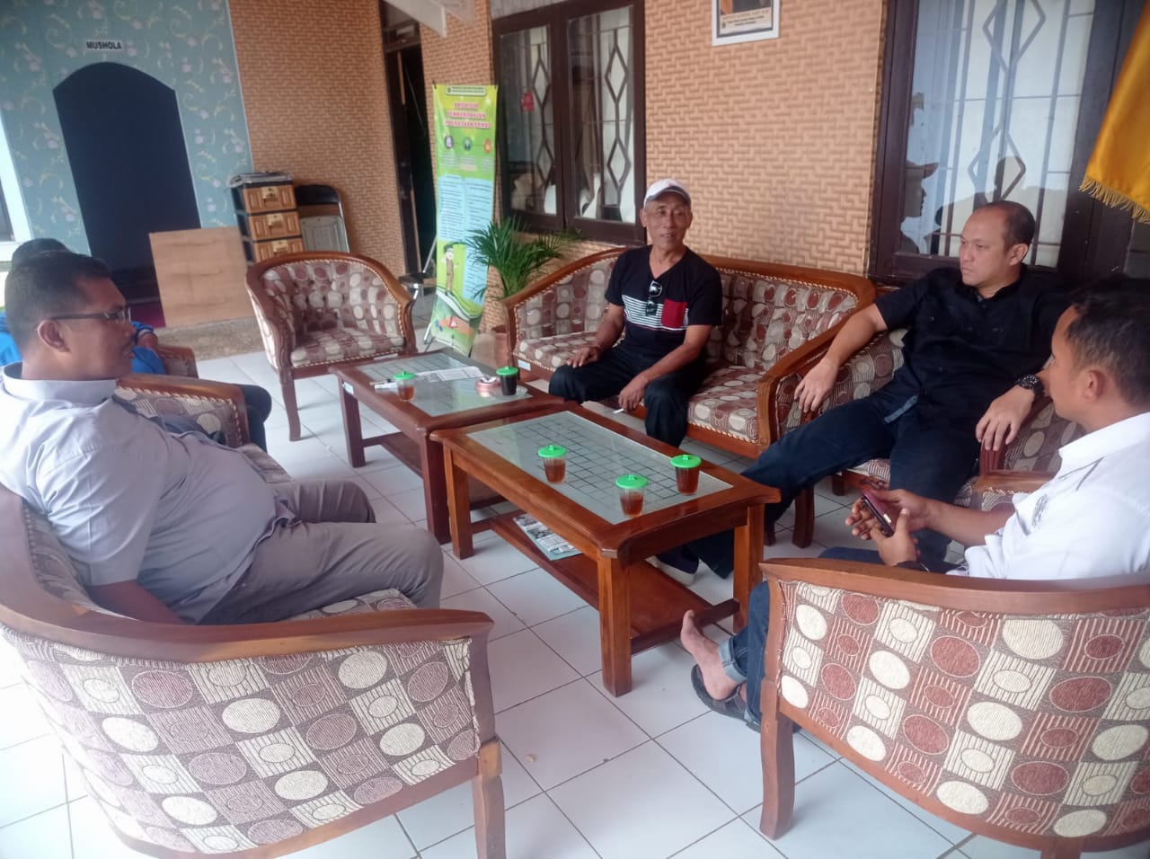 TERAS ORMAS: Kepala Bakesbangpol Kabupaten Pekalongan Haryanto Nugroho saat diskusi bersama sejumlah punggawa ormas di Teras Ormas.