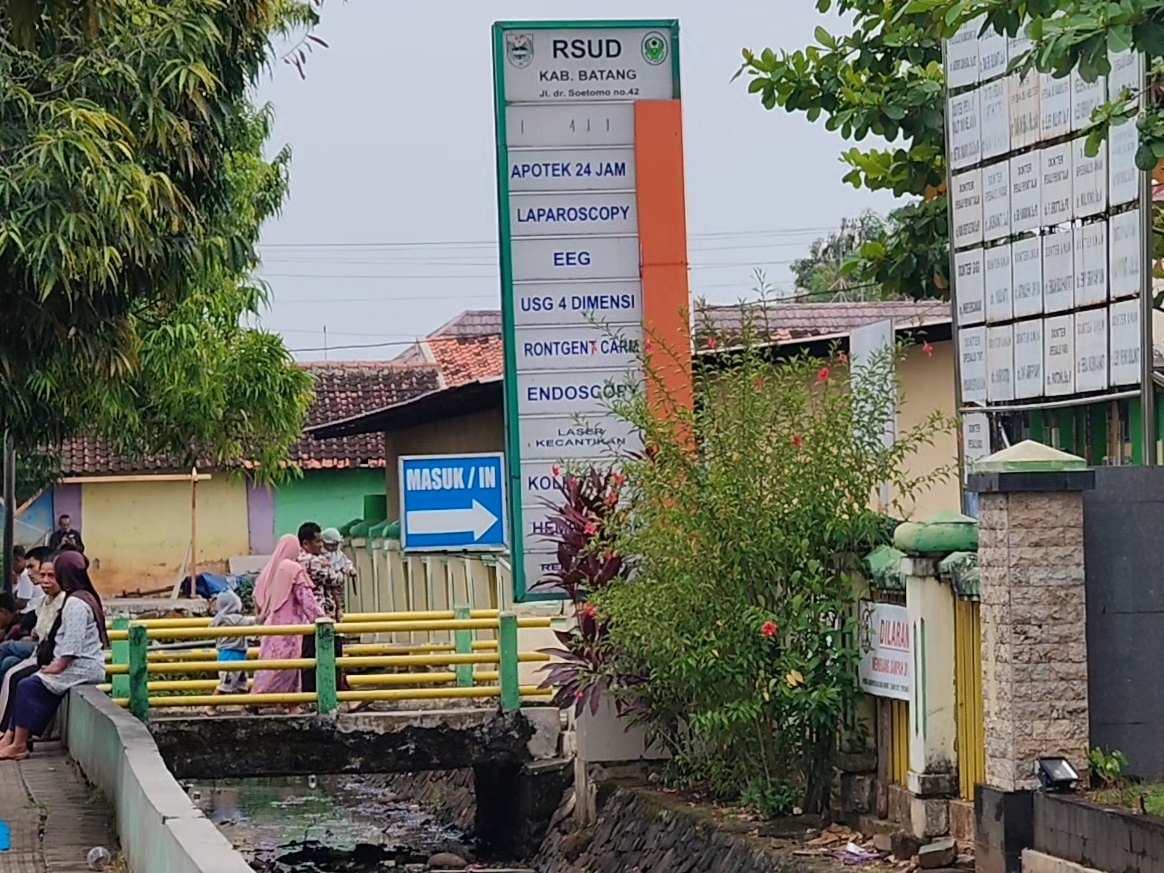 BEROBAT: Suasana RSUD Batang yang penuh dengan pasien berlalu-lalang.