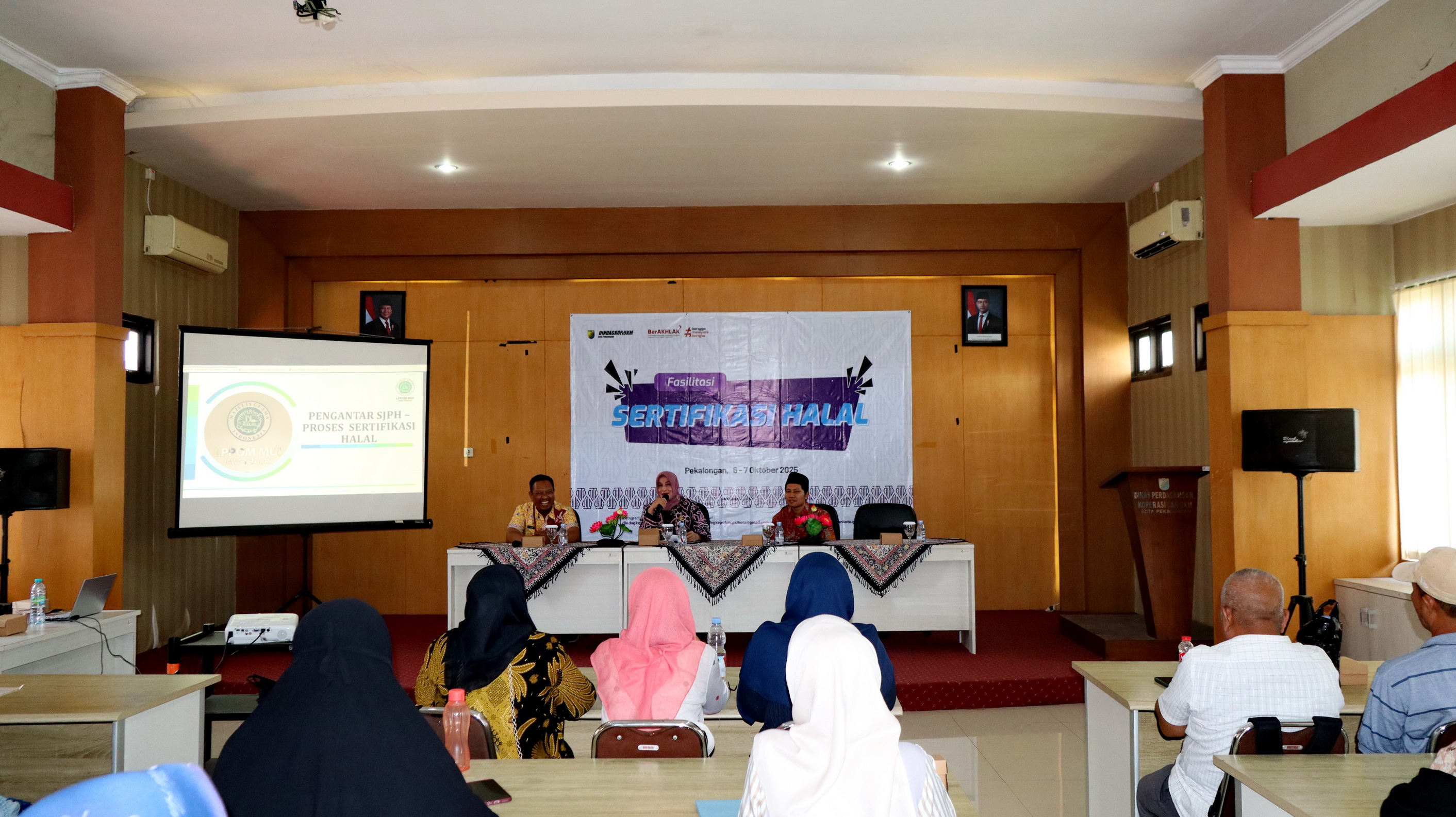 MOTIVASI -&nbsp; Wakil Wali Kota Pekalongan Hj Balgis Diab saat berikan motivasi kepada pelaku UMKM kuliner, di Aula Dindagkop, Senin (6/10/2025).