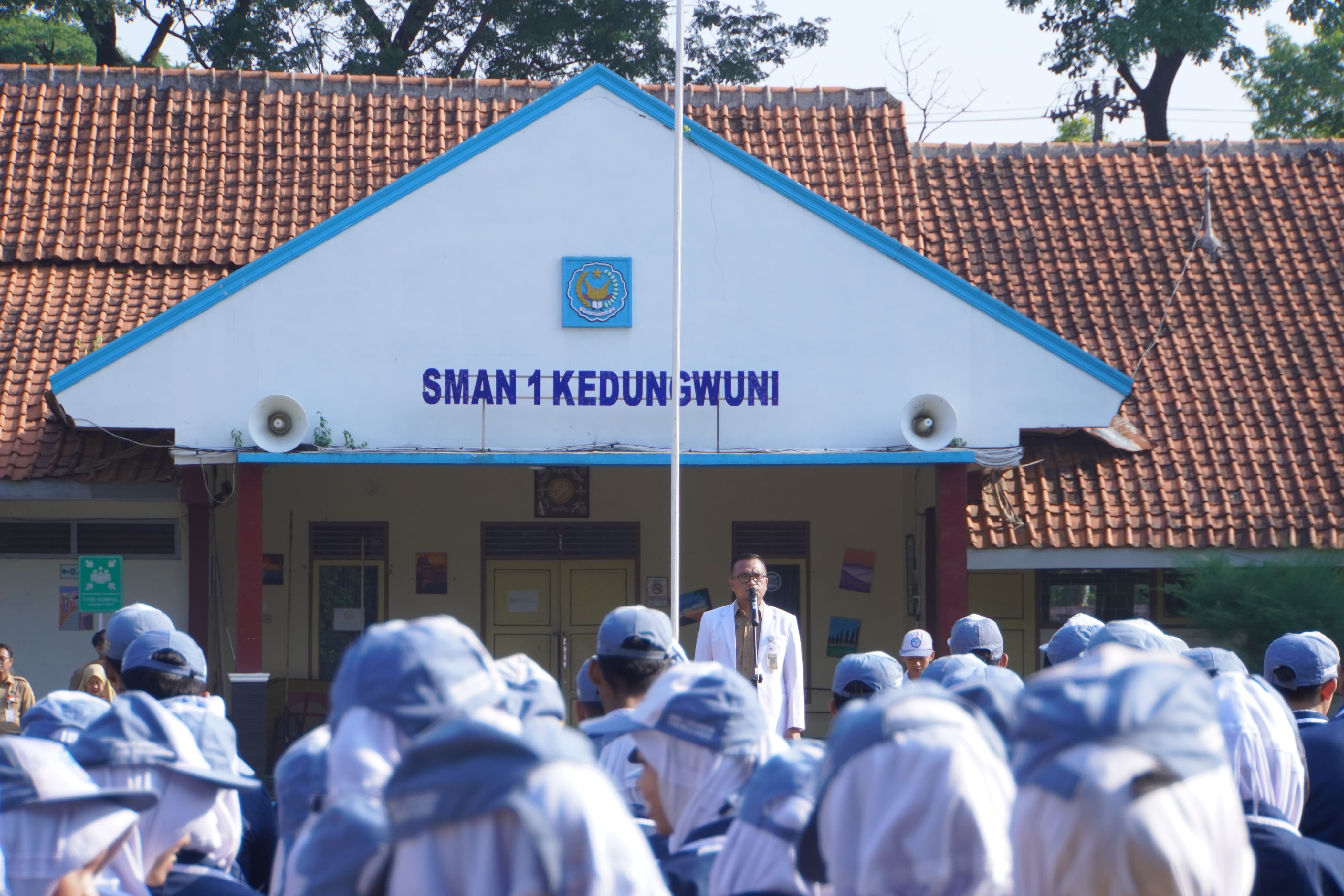 EDUKASI: Direktur RSUD Kajen dr. Imam Prasetyo saat berkesempatan menjadi pembina apel pagi di SMA Negeri 1 Kedungwuni, Kabupaten Pekalongan, Senin (6/10/2025).