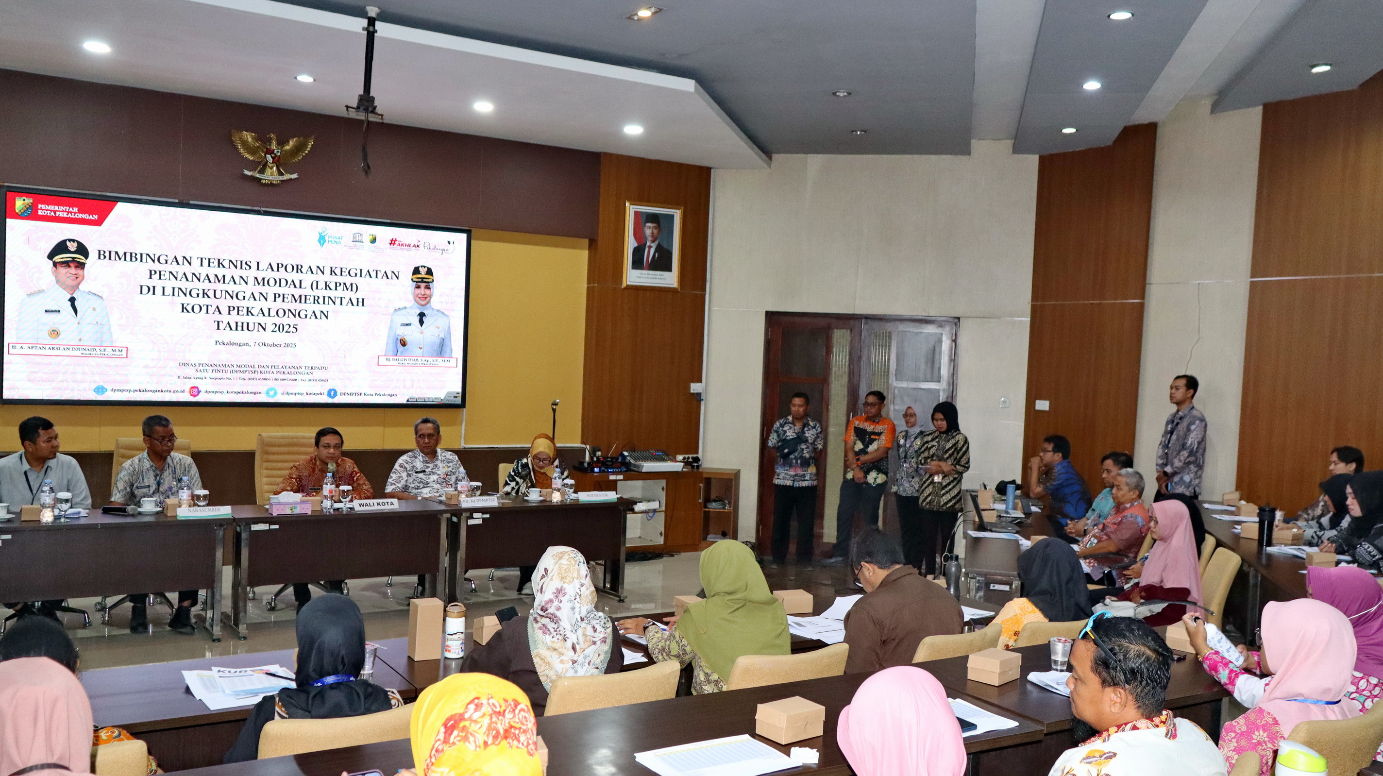 PAPARAN - Walikota Pekalongan HA Afzan Arslan Djunaid saat hadir langsung dalam Bimtek LKPM di ruang Buketan komplek Pemkot Pekalongan, Selasa (7/10/2025).