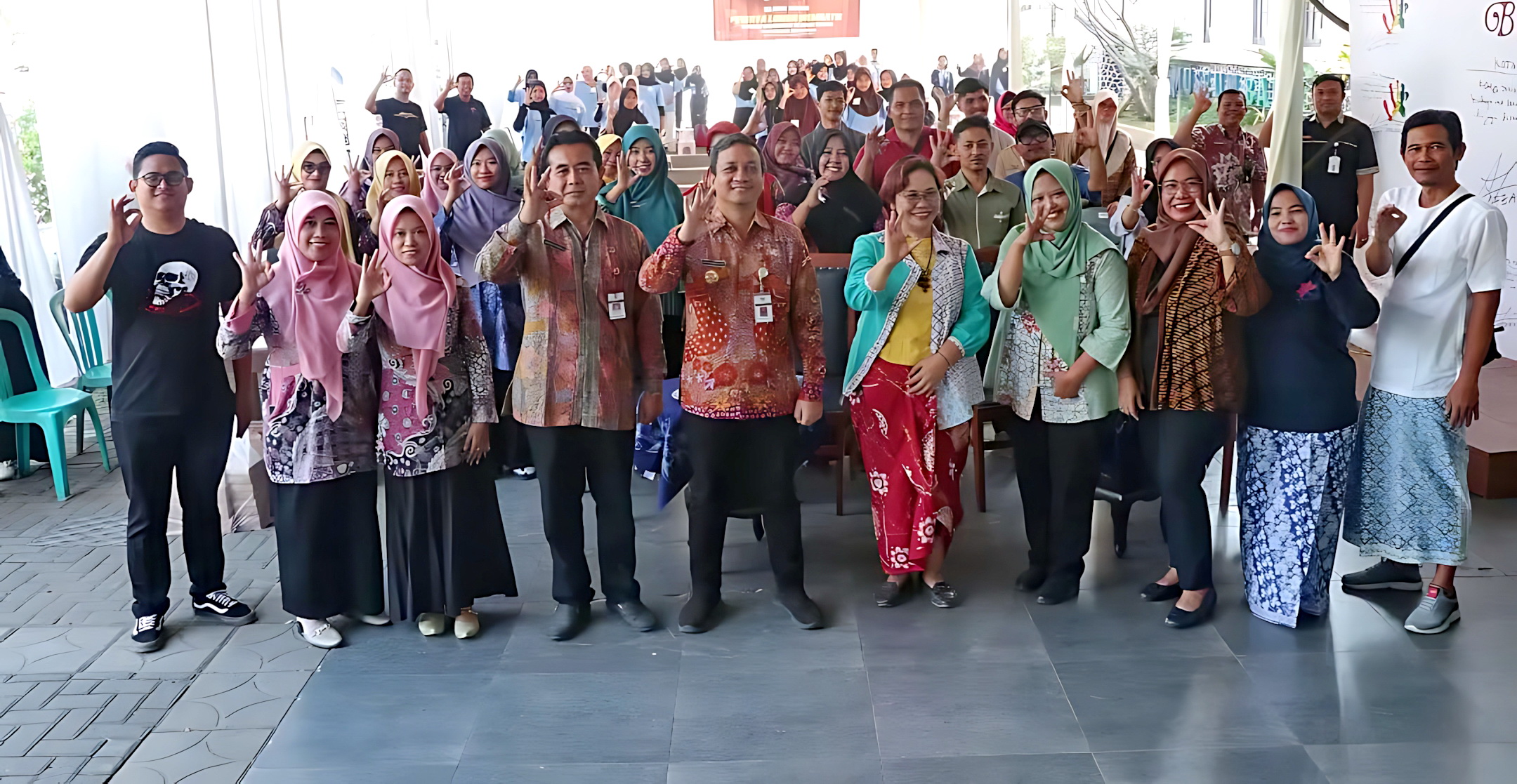 SEMANGAT -&nbsp; Walikota Pekalongan HA Afzan Arslan Djunaid saat hadir langsung dalam pembukaan lomba&nbsp; Membatik Tingkat SMA/SMK/MA se-Jateng di Museum Batik, Selasa (7/10/2025).