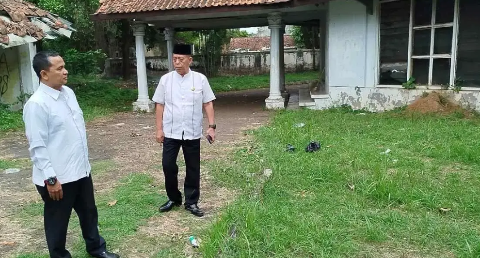 BUDAYA: Ketua dan Wakil Ketua DPRD Kabupaten Pekalongan saat meninjau kondisi eks Pendopo Kabupaten, beberapa waktu lalu.