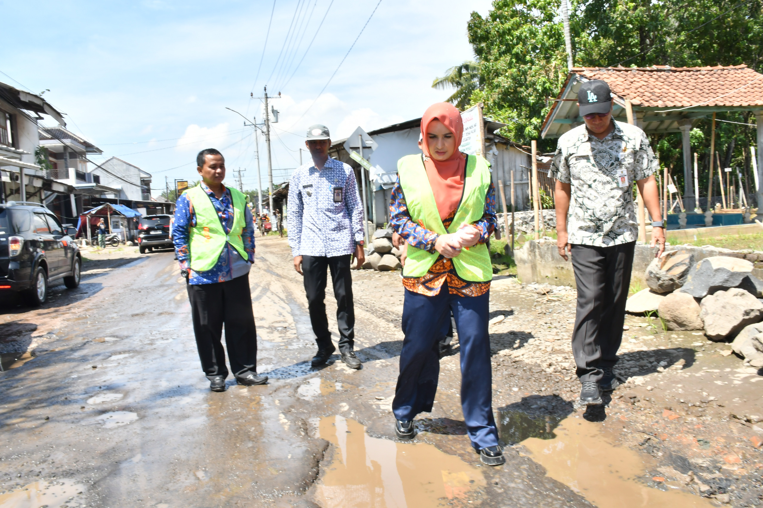 CEK LOKASI: Bupati Pekalongan Fadia Arafiq bersama Wakil Ketua DPRD Sumar Rosul saat meninjau lokasi kawasan langganan banjir, Desa Pacar, Kecamatan Tirto, pekan kemarin.