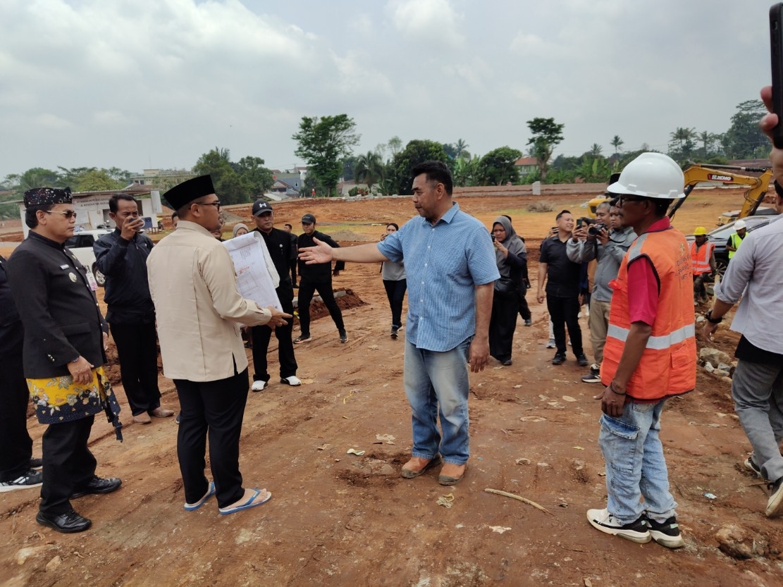 SIDAK: Bupati Batang M Faiz Kurniawan saat melakukan sidak di Alun-Alun Bandar.