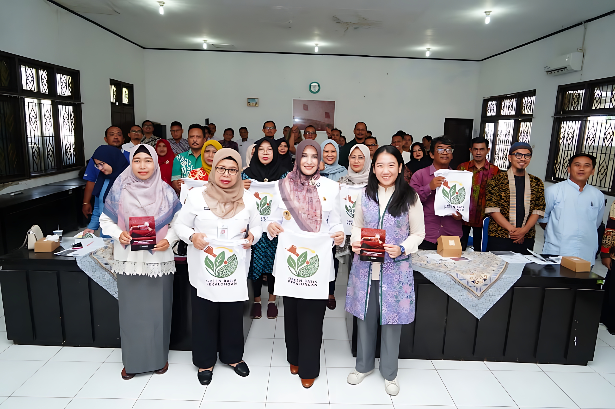 MOTIVASI - Wakil WaliKota Balgis Diab membuka acara beri motivasi kepada pengusaha batik dalam Pelatihan Standar Industri Hijau Batik, di aula Dinperinaker setempat, Rabu (8/10/2025)