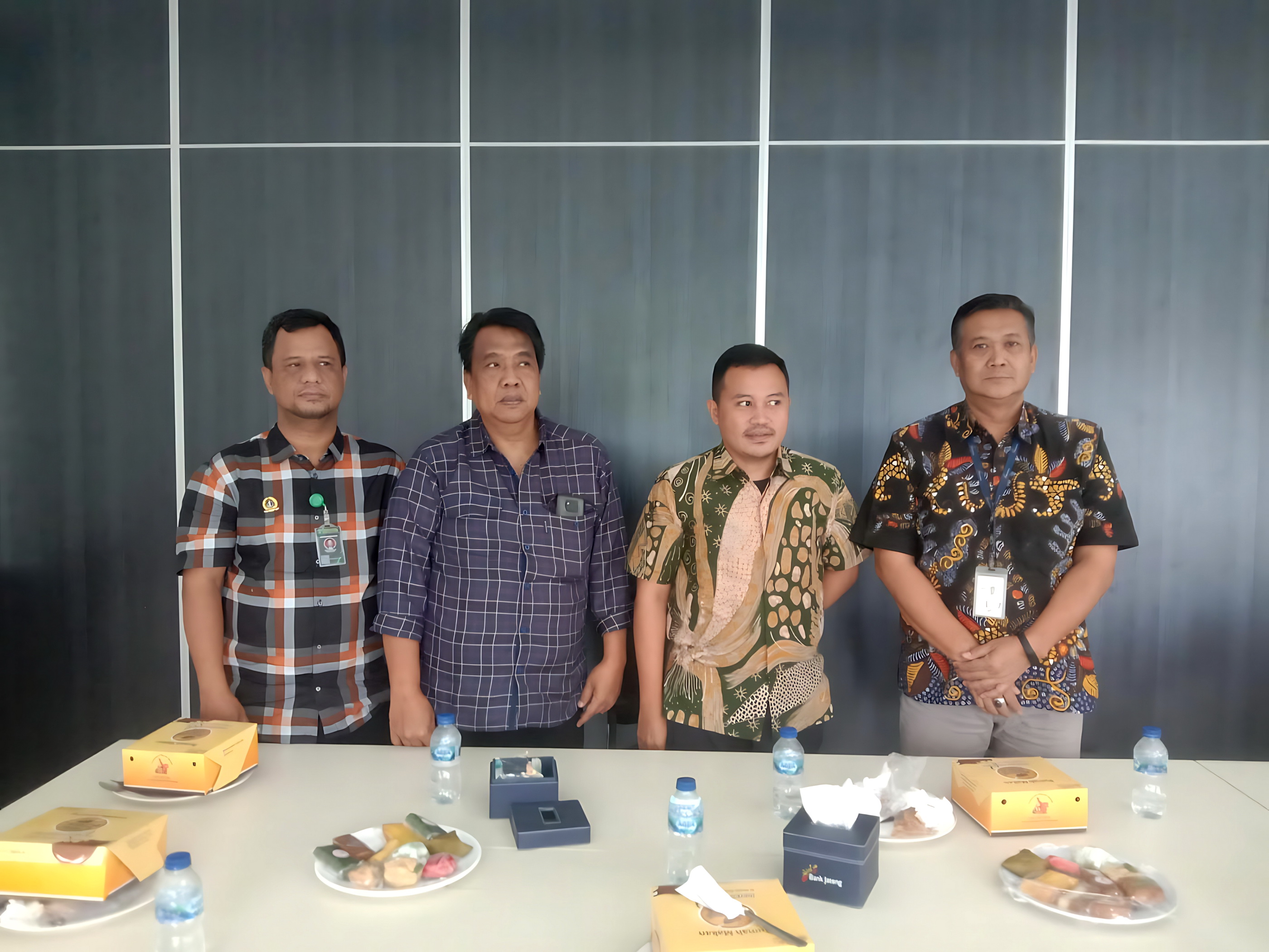 KLARIFIKASI - Kuasa hukum MA, warga Tirto terduga penjarah uang ATM, saat bertemu dengan perwakilan Bank Jateng Cabang Kota Pekalongan untuk klarifikasi, pada Rabu siang (8/10/2025).