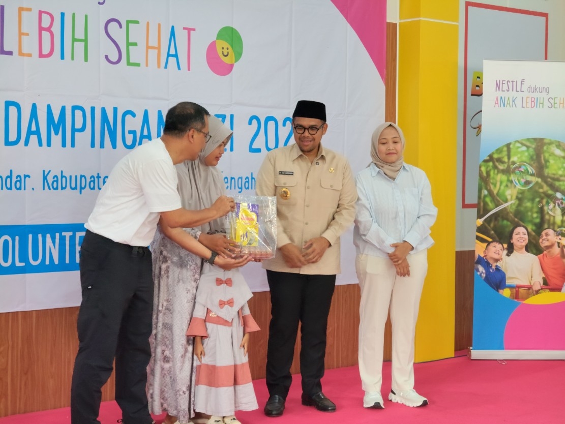 BANTUAN: Penyerahan bantuan untuk menekan angka stunting di Kecamatan Bandar.