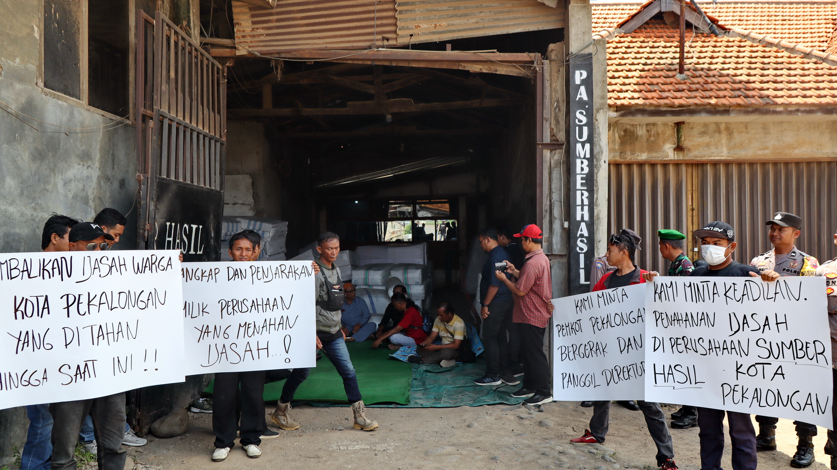 DEMO - Perusahaan ekspedisi PA Sumber Hasil, saat igeruduk sejumlah ormas, karena tahan ijazah mantan karyawannya, pada Kamis (9/10/2025) siang.