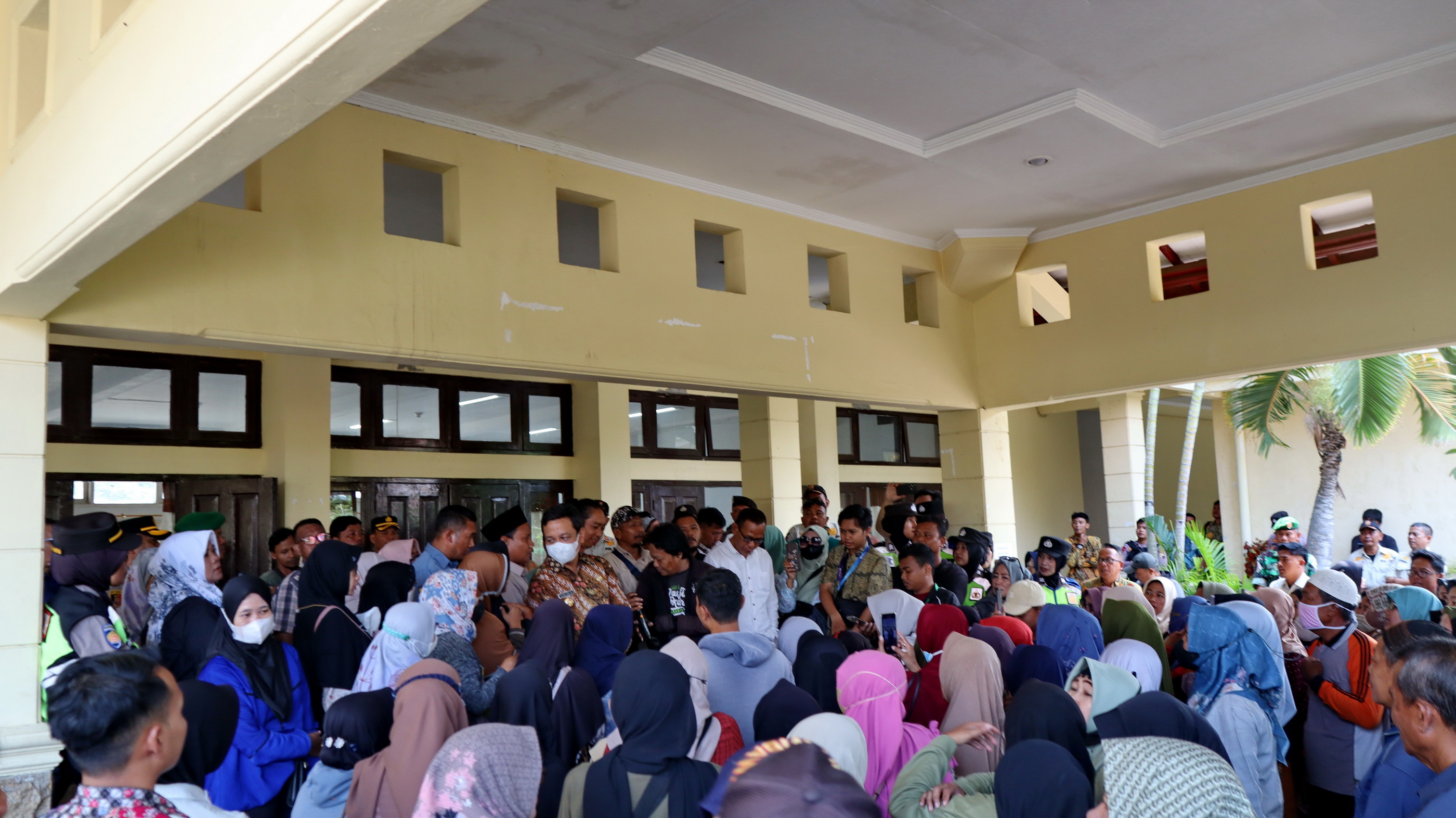 AUDIENSI - Usai menggelar diskusi berjam-jam dengan berbagai pihak, Walikota Pekalongan temui korban BMT Mitra umat di halaman Gedung Diklat (kantor semetara DPRD), pada Kamis (9/10/2025).