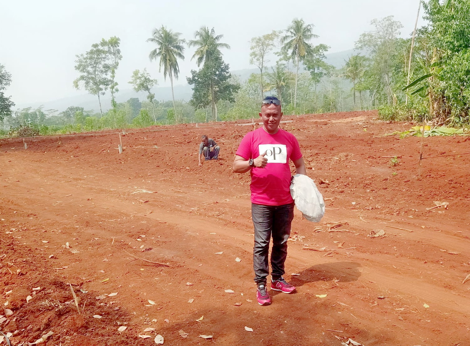 LAHAN PROYEK - Arif menunjukan lahan proyek di Kedawung Batang, yang kini malah diambil alih rekanannya dengan menipu.