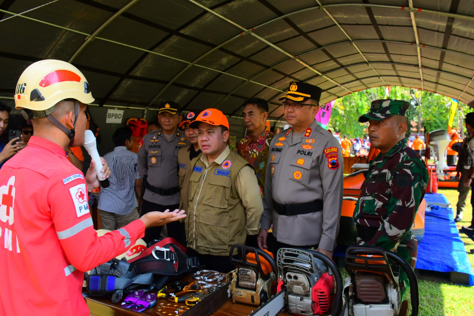 SIAGA BENCANA: Wakil Bupati Pekalongan Sukirman saat mengecek alat dan perlengkapan penanggulangan bencana dalam rangkaian Apel Kesiapsiagaan Bencana, Kamis (9/10/2025).