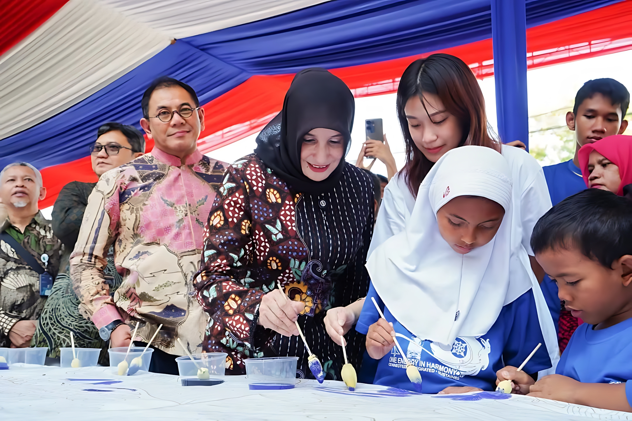 MENCOLET - Wakil WaliKota Pekalongan Hj Balgis Diab bersama ratusan anak difabel saat mencolet di halaman Museum Batik Pekalongan, Kamis (9/10/2025)