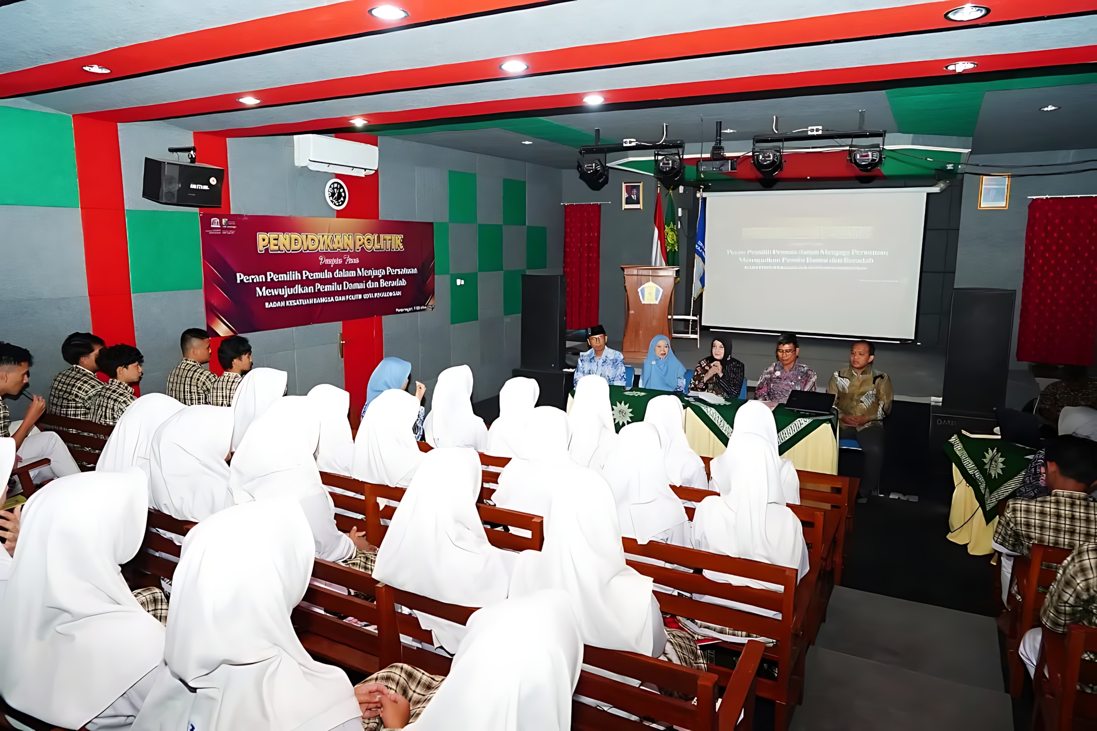 DISKUSI - Wawalkot Pekalongan Hj Balgis Diab saat diskusi politik Bersama perwakilan pelajar di SMA Muhammadiyah Pekajangan Pekalongan, Kamis siang (9/10/2025).