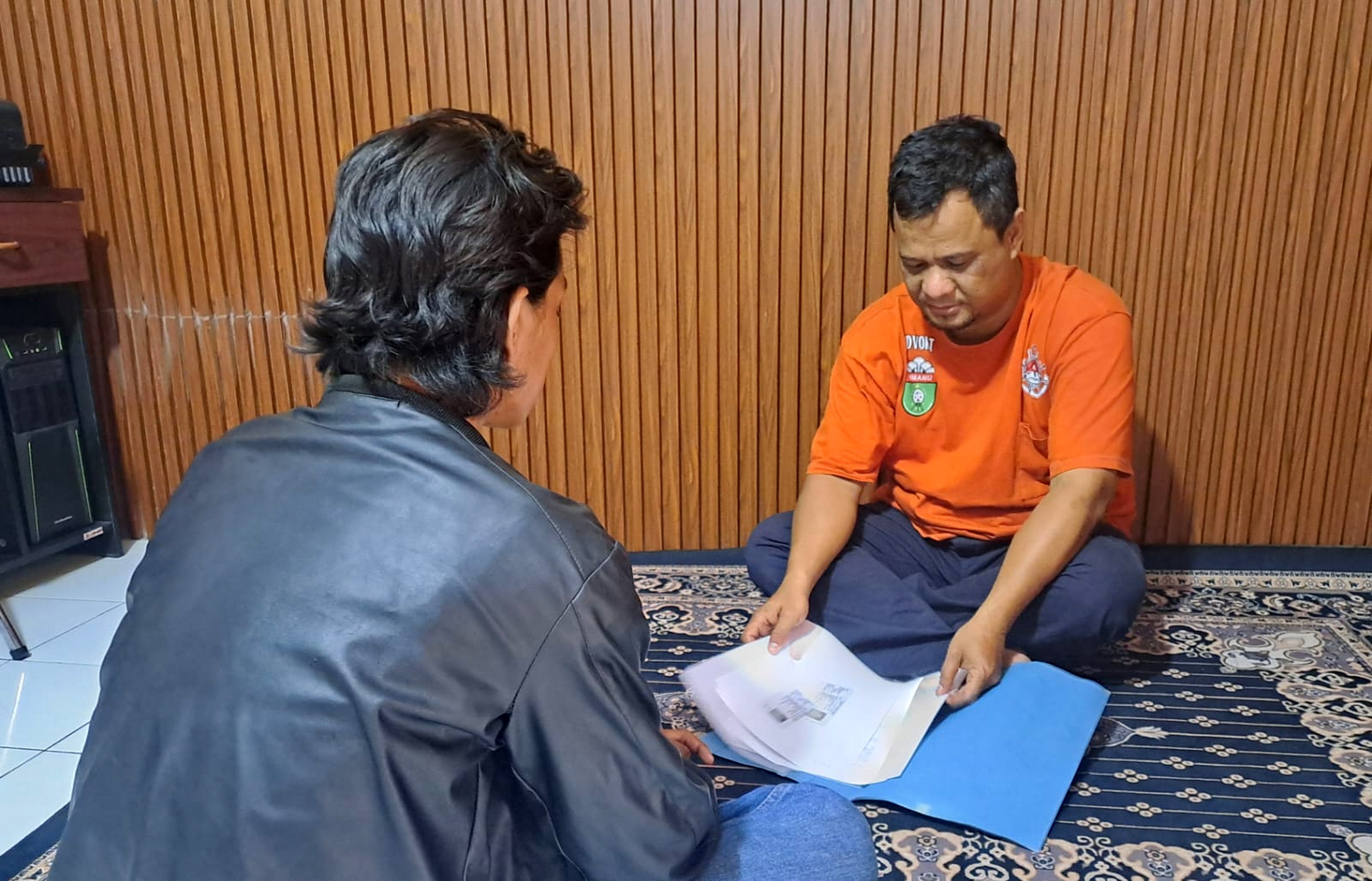 LAPORAN - Korban kekerasan KB, saat membuat laporan&nbsp;dan minta&nbsp;pendampingan hukum di LBH, pada jumat sore (10/10/2025).
