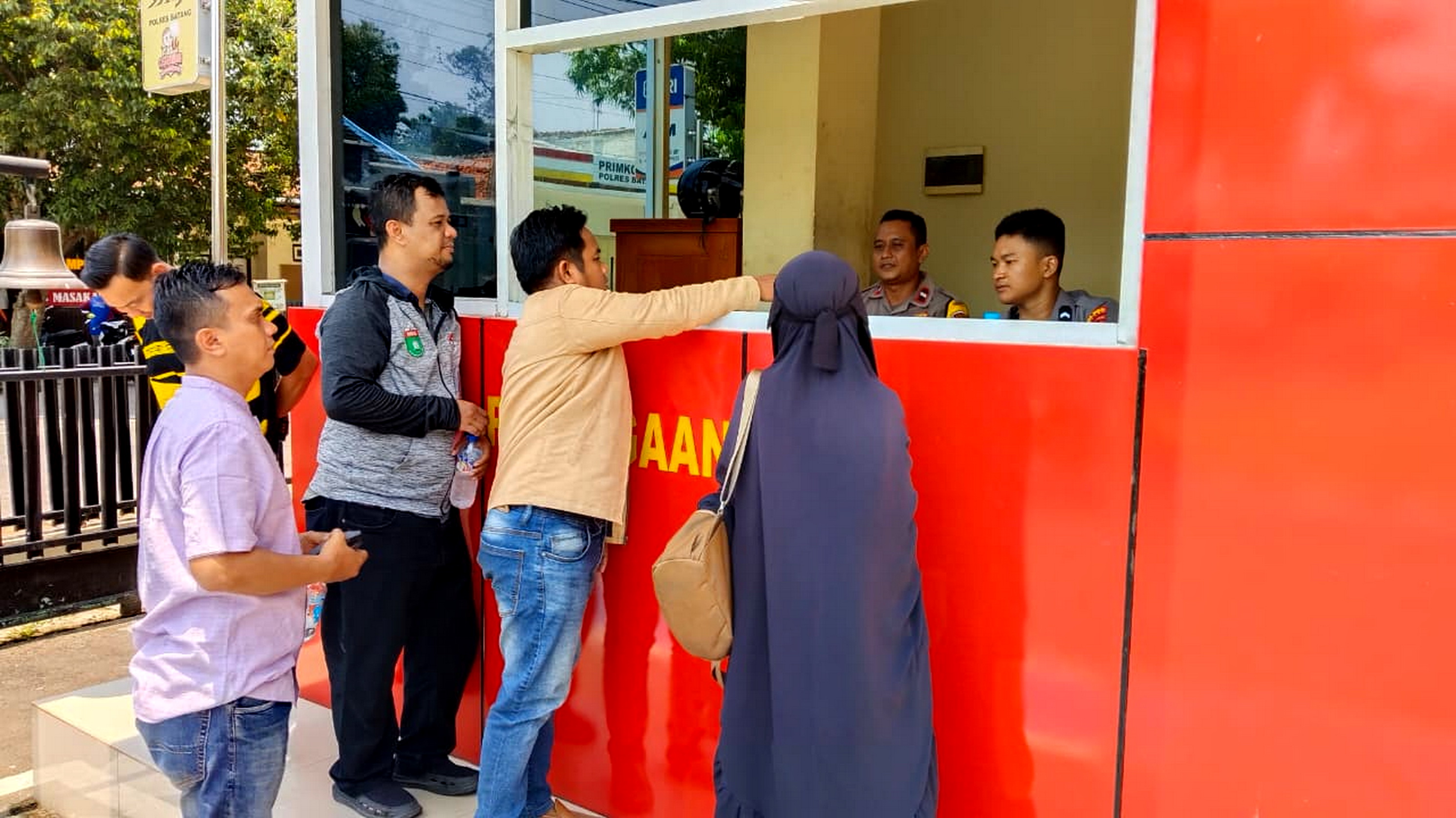 LAPORAN POLISI &ndash; RF dan RW saat membuat laporan ke Polres Batang didampingi pengacara, atas kasus penyerobotan lahan, Minggu (12/10/2025).