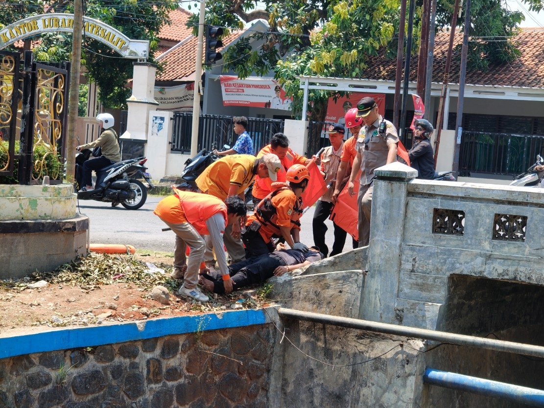 LATIHAN: Para relawan saat berlatih penanganan korban bencana saat musim hujan.