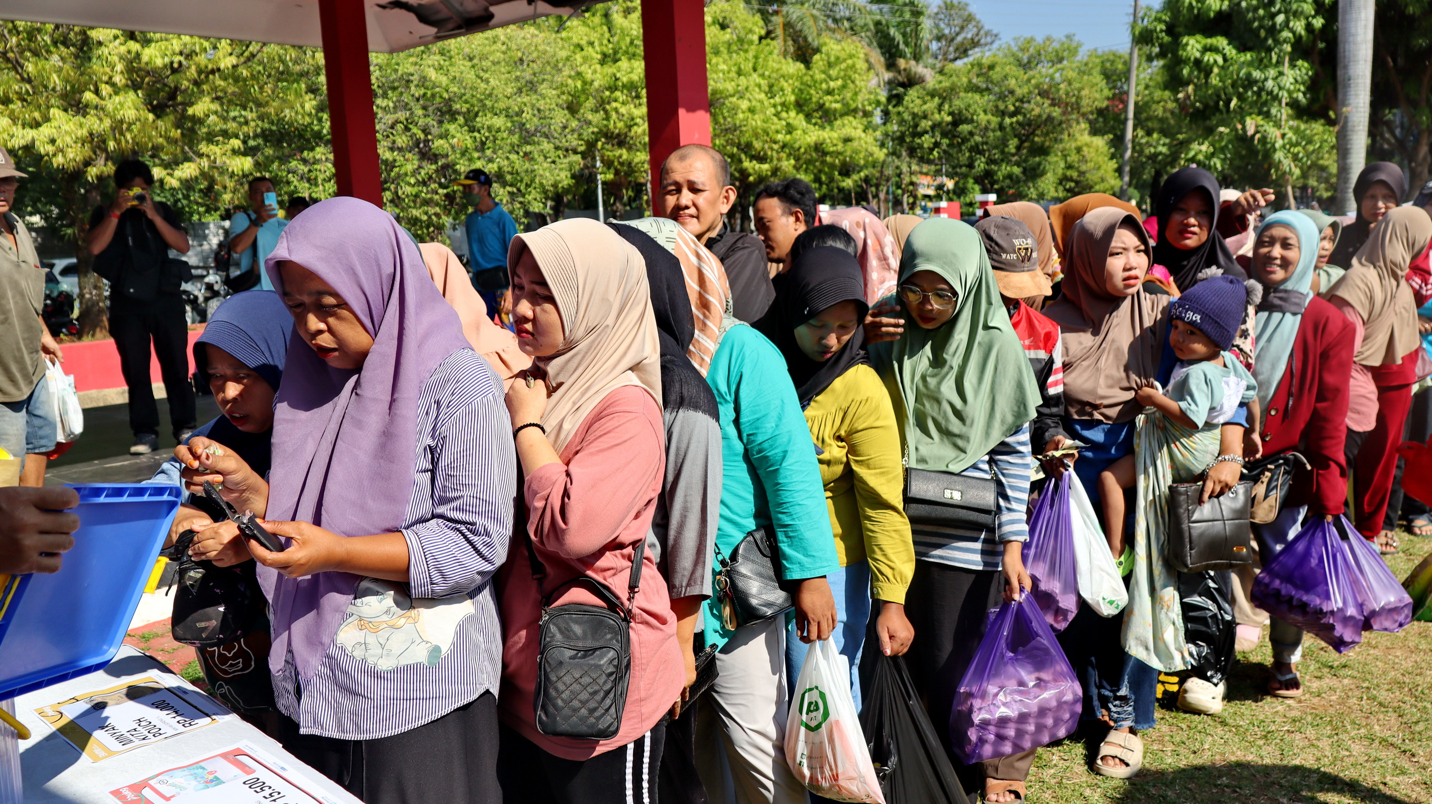 ANTRI &ndash; Ratusan warga Pekalongan dan sekitarnya antre sembako murah, berbagai jenis yang dijual dalam GPM di Lapangan Mataram Kota Pekalongan, pada Kamis (16/10/2025).