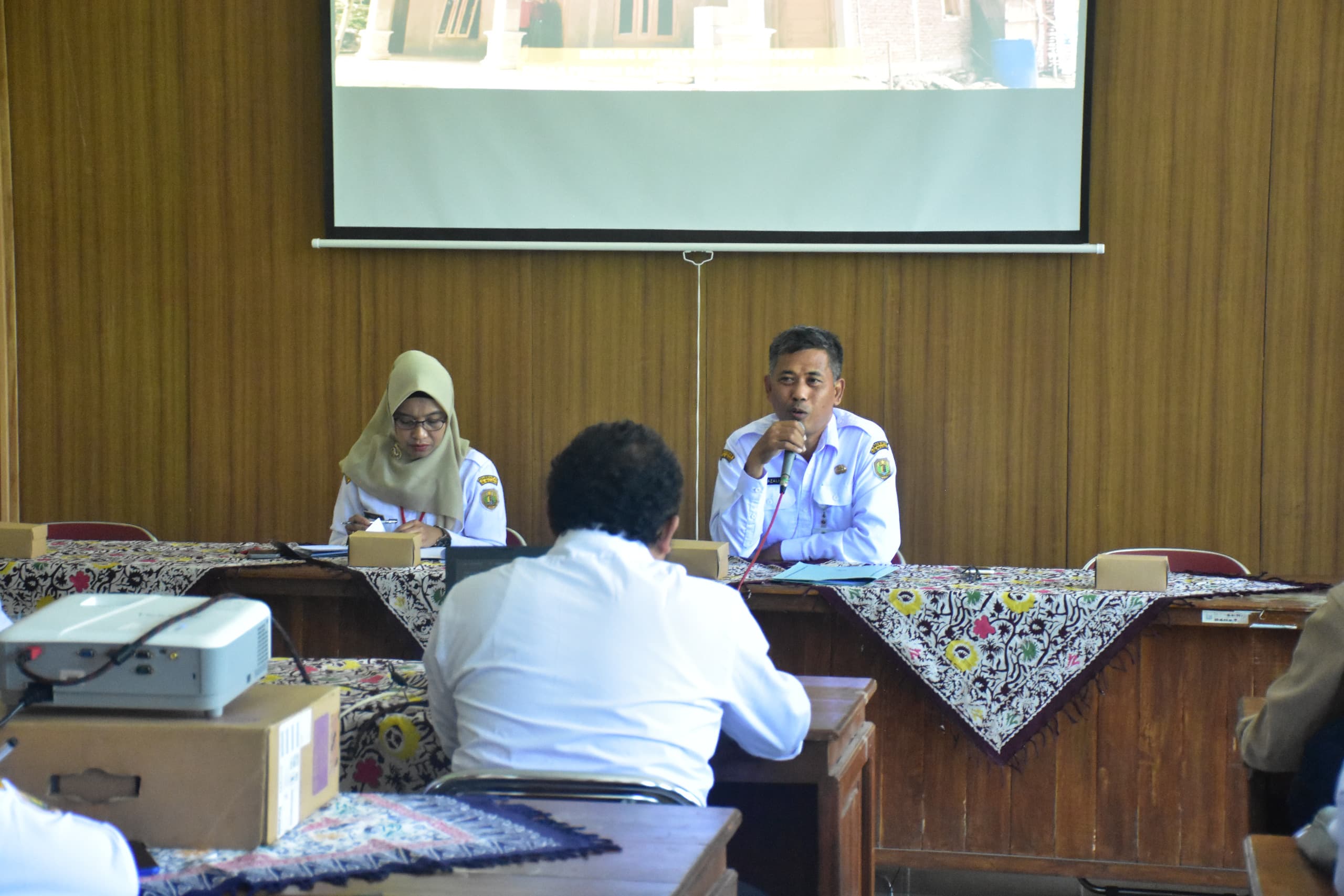 SOSIALISASI: Dinperkim LH Kabupaten Pekalongan saat sosialisasi bantuan perbaikan RTLH, belum lama ini.