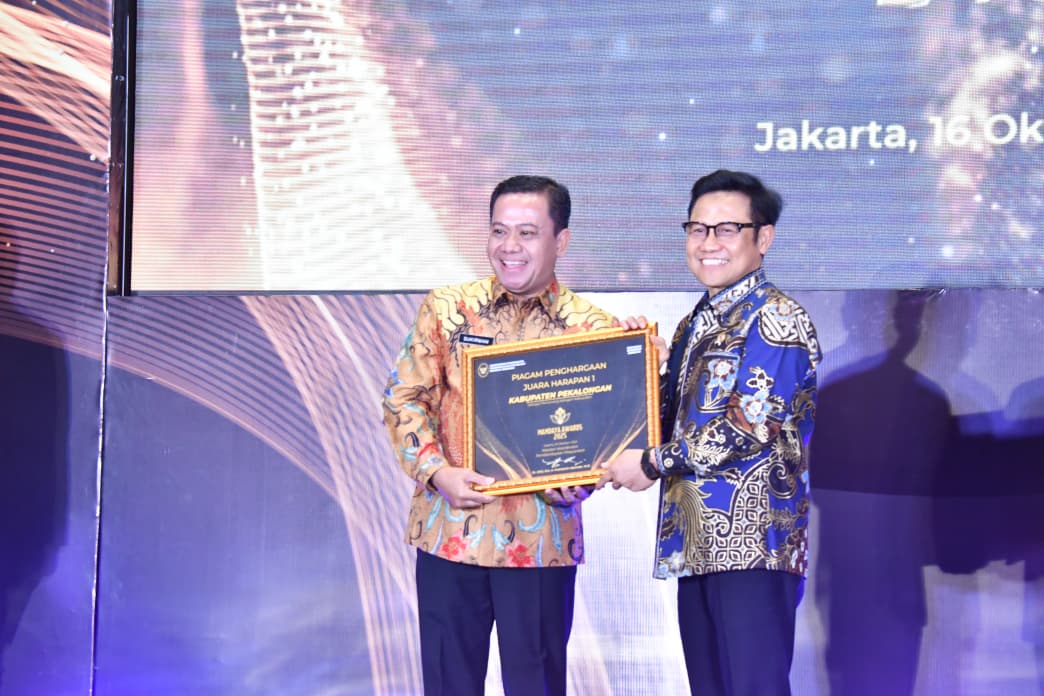 BANGGA: Wakil Bupati Pekalongan Sukirman saat menerima penghargaan Mandaya Award dari Menko PM Muhaimin Iskandar, Jakarta, Kamis (16/10/2025).