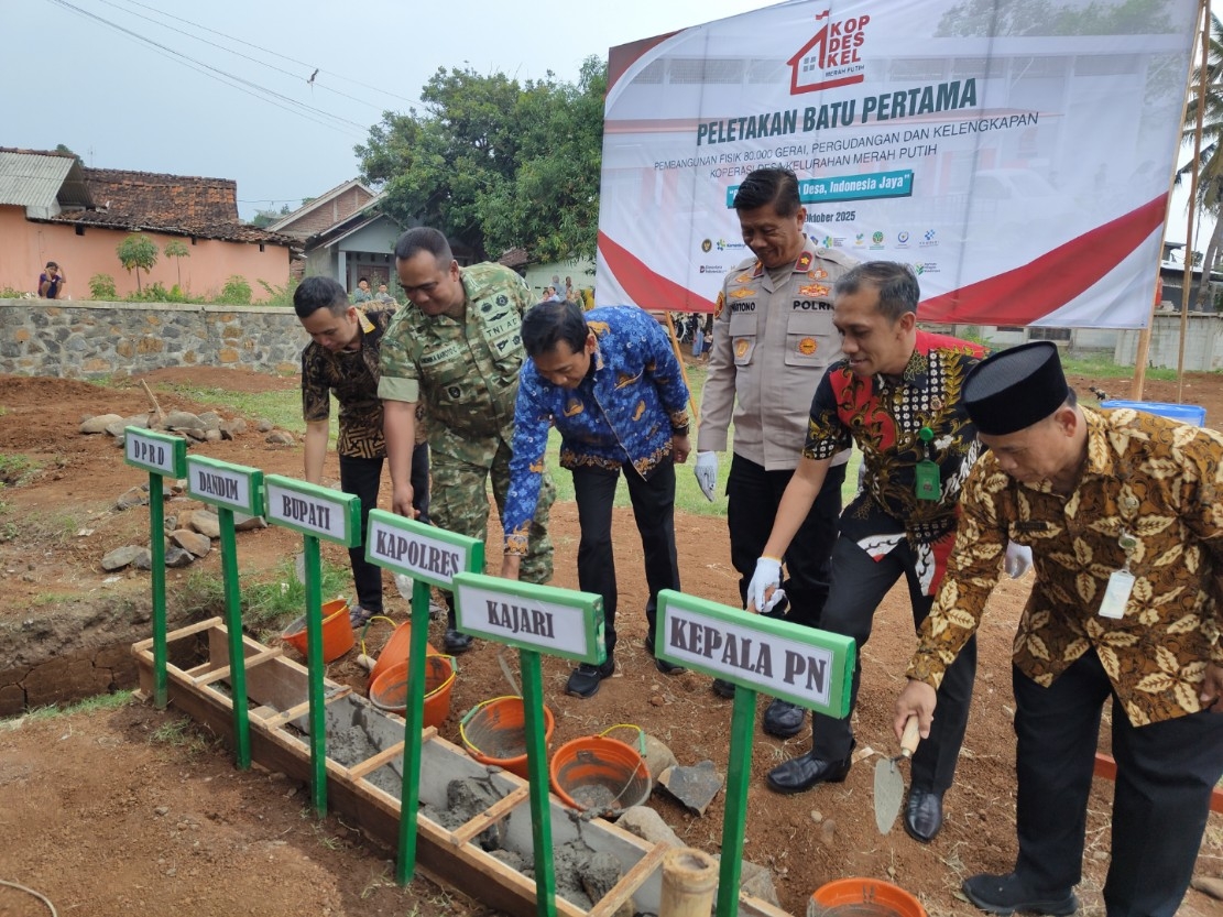 DIMULAI: Peletakan batu pertama koperasi merah putih di Desa Sembojo, Kecamatan Tulis.