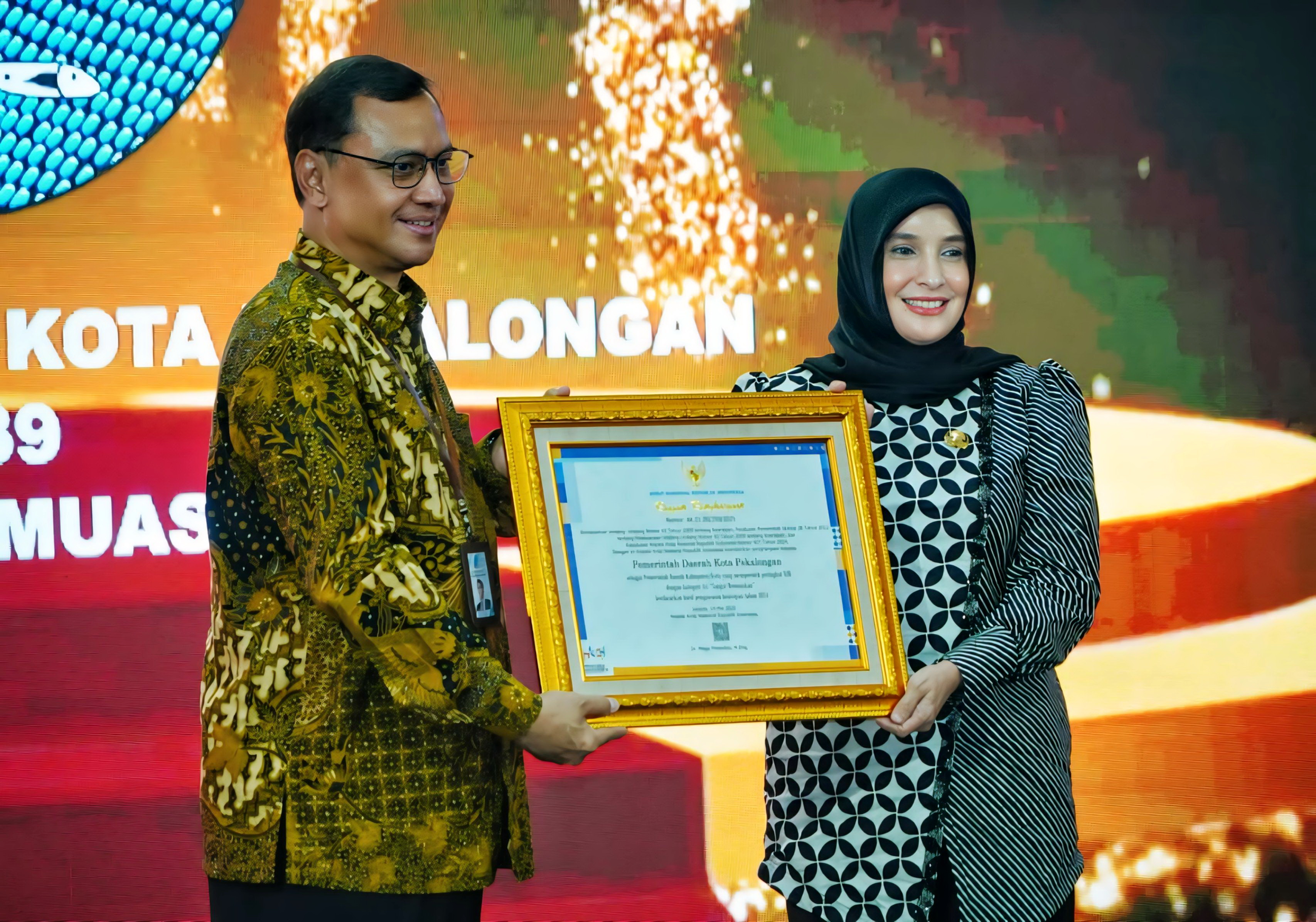 TERIMA PENGHARGAAN - Wakil WaliKota Pekalongan Hj Balgis Diab saat menerima penghargaan langsung ANRI yang diserahkan oleh Dr. Mego Pinandito di Ruang Noerhadi Magetsari, Jakarta, Senin (20/10/2025).