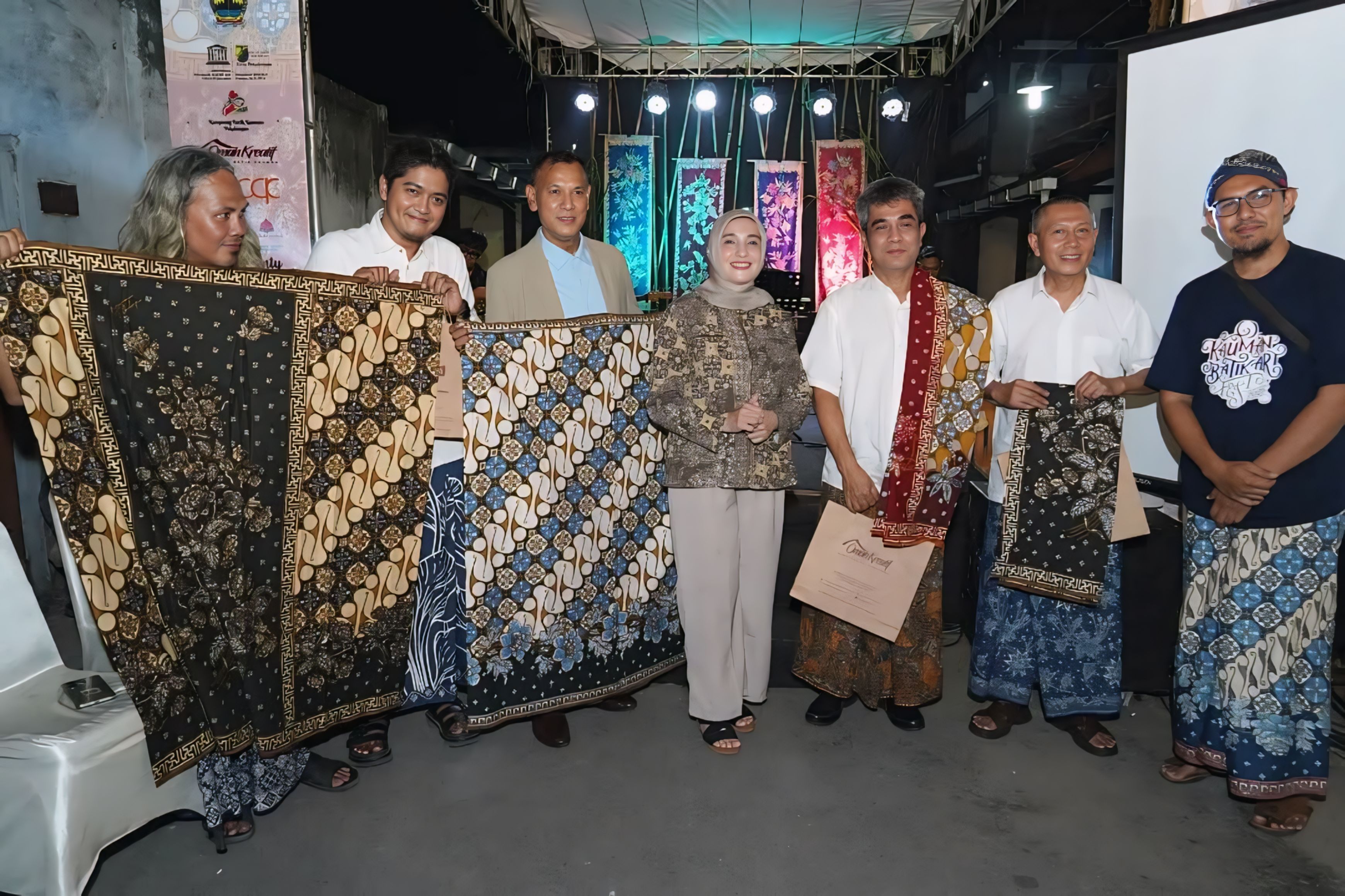 DUKUNG PENUH -&nbsp;Wakil Walikota Pekalongan Hj Balgis Diab saat hadir dalam penutupan&nbsp;KBAF. 2025 di Omah Kreatif Kampoeng Batik Kauman, Ahad malam (19/10/2025).
