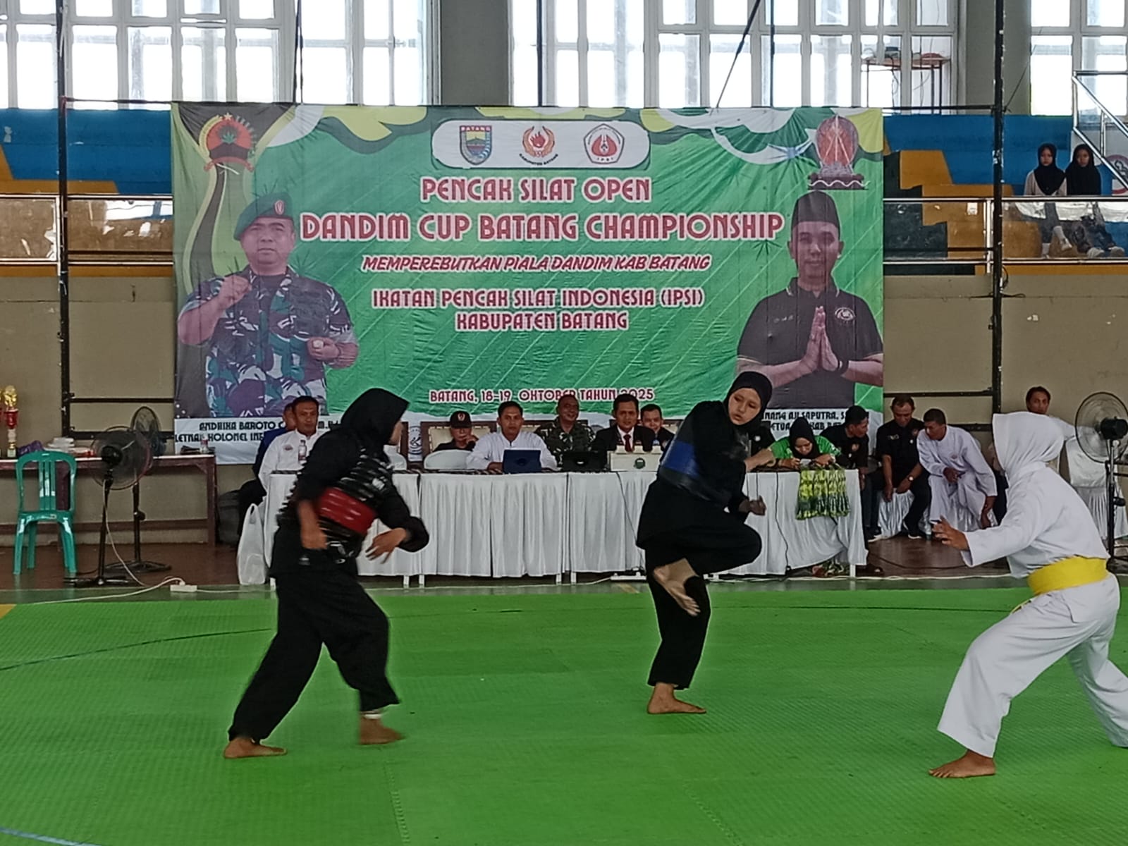 BERLAGA: Para atlet saat berlaga di ajang pencak silat di Gor Abirawa Batang.