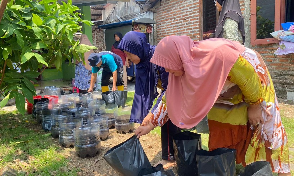 BERKEBUN: Warga saat berkebun di pekarangan rumahnya.