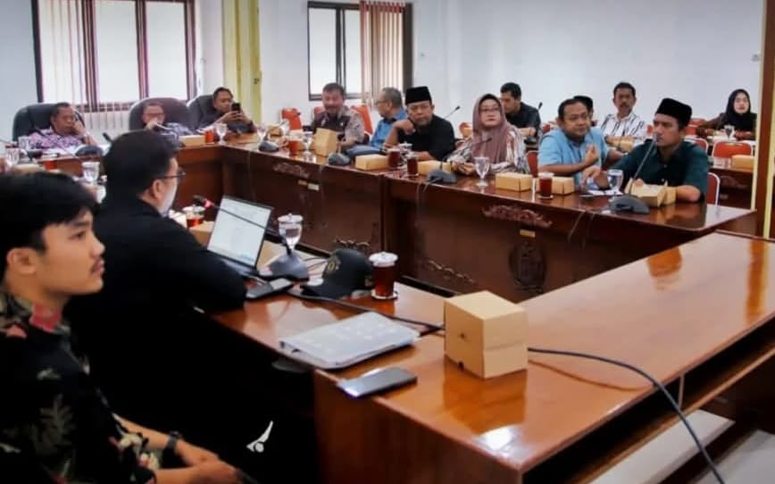 RAPAT: Anggota DPRD Kabupaten Pekalongan saat menggelar rapat pembahasan DED gedung baru, pekan lalu.
