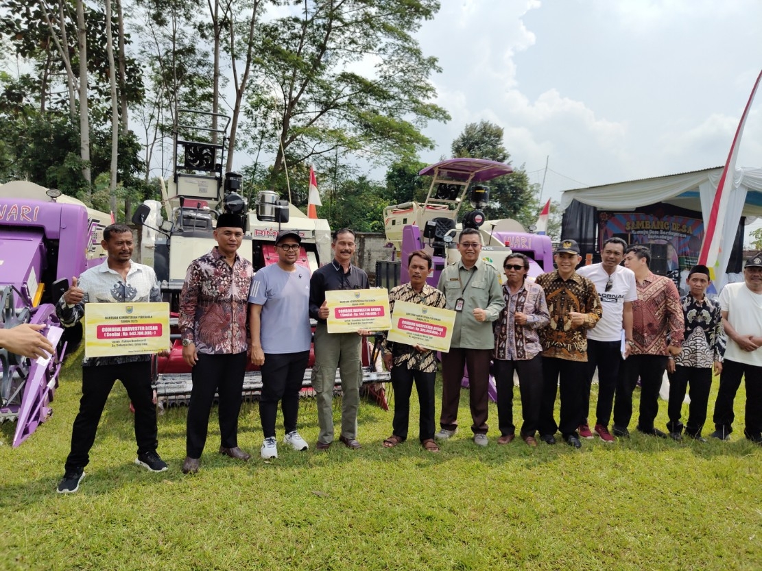 Bupati Batang M Faiz Kurniawan saat memberikan bantuan.